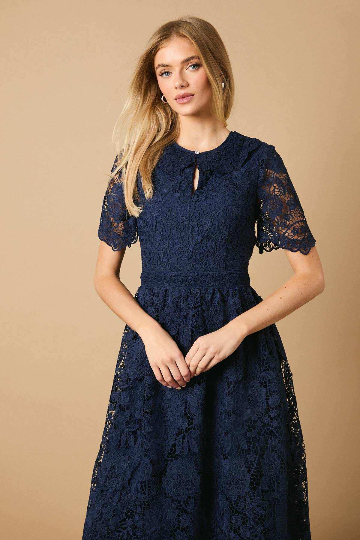 Oasis Robe Mi-Longue à Col en Dentelle pour Occasions Spéciales