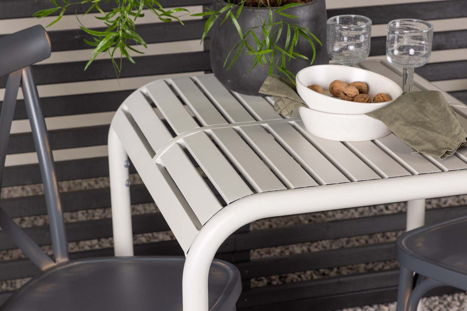 Borneo tuinset: tafel, 2 stoelen, beige en donkergrijs. 70 x 70 x 75 cm