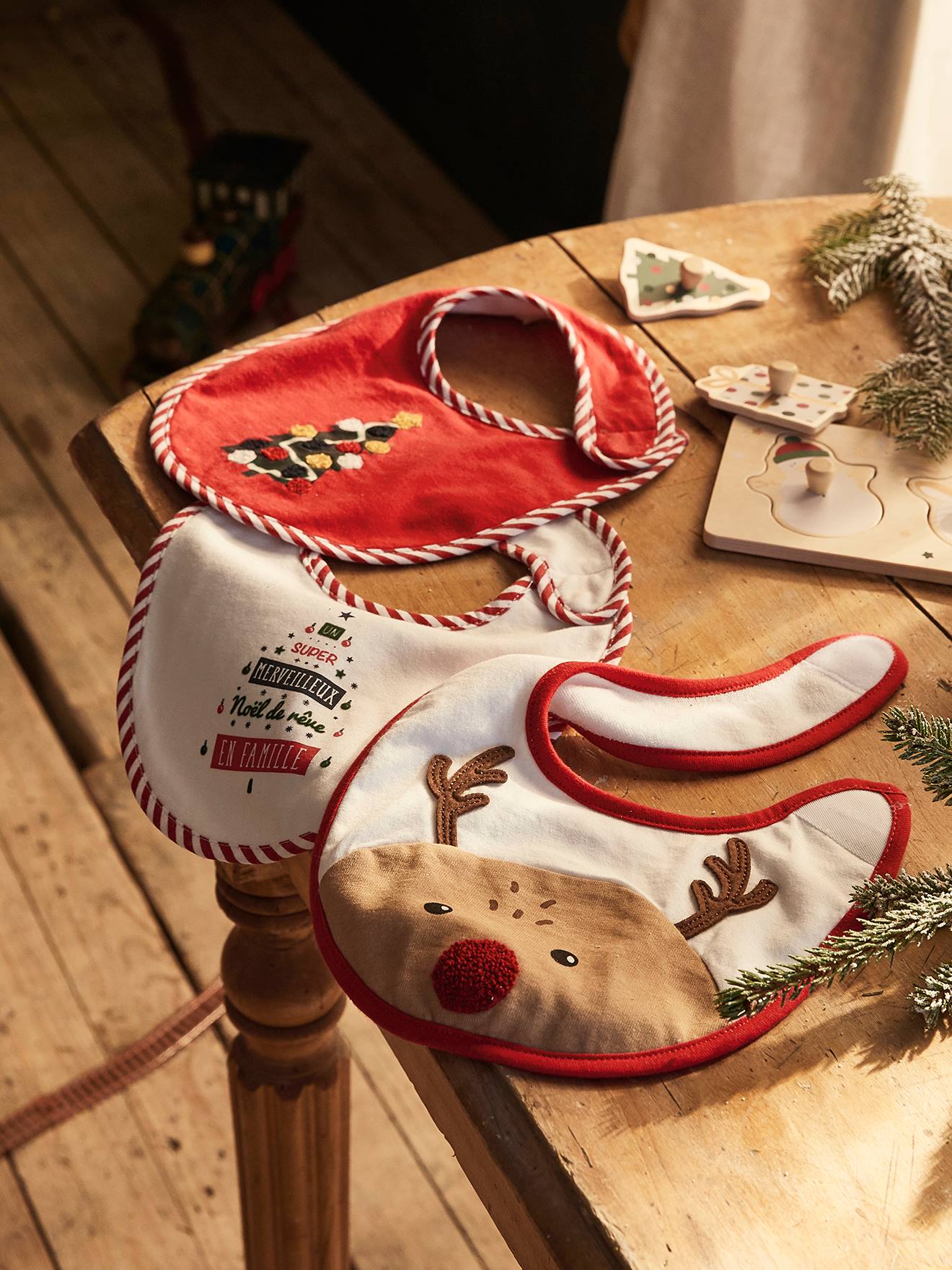 Conjunto de 3 babadores para bebê, modelo especial de Natal, ideal para toda a família. Cor vermelha lisa, tamanho médio, com estampas.