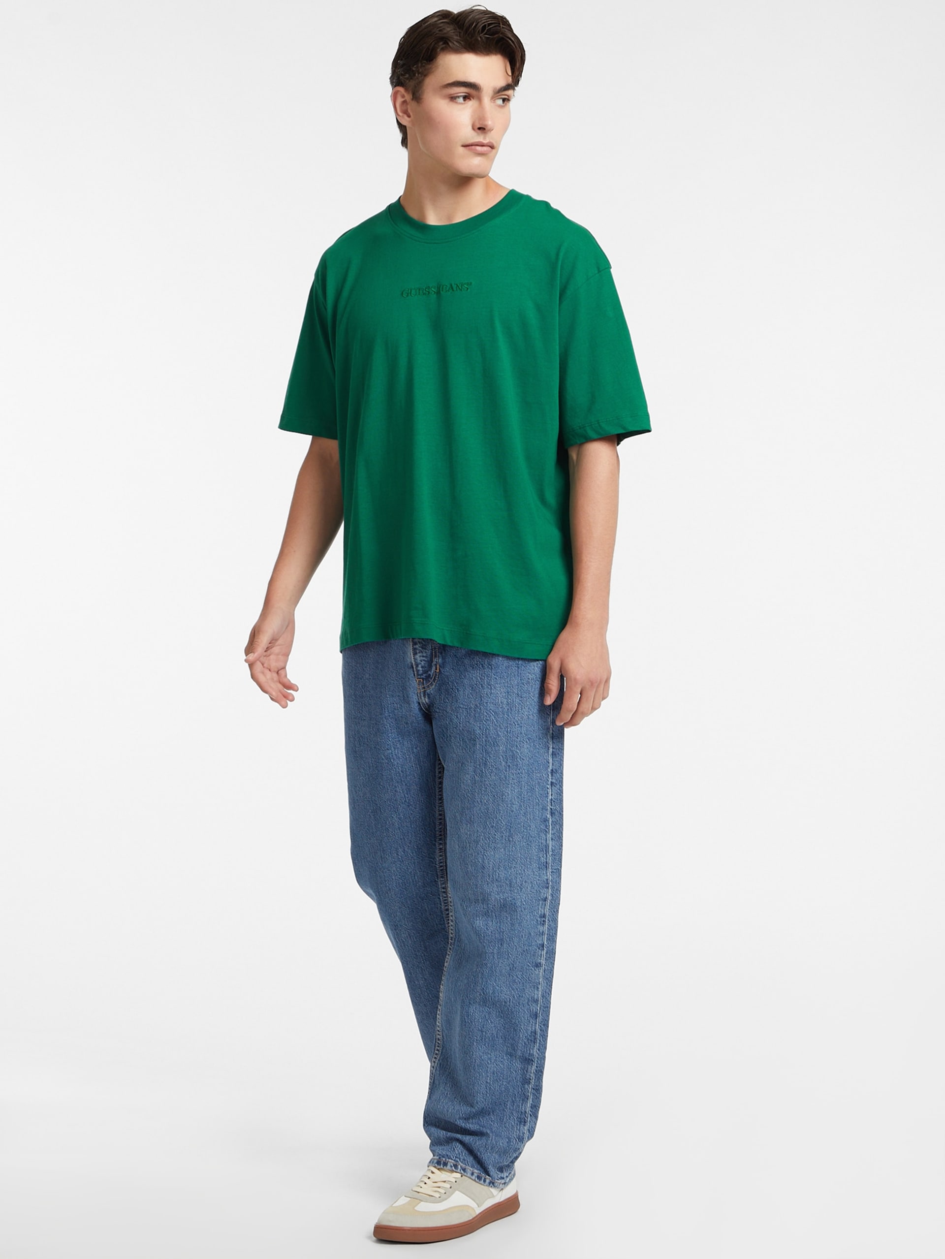 Camiseta com logotipo bordado