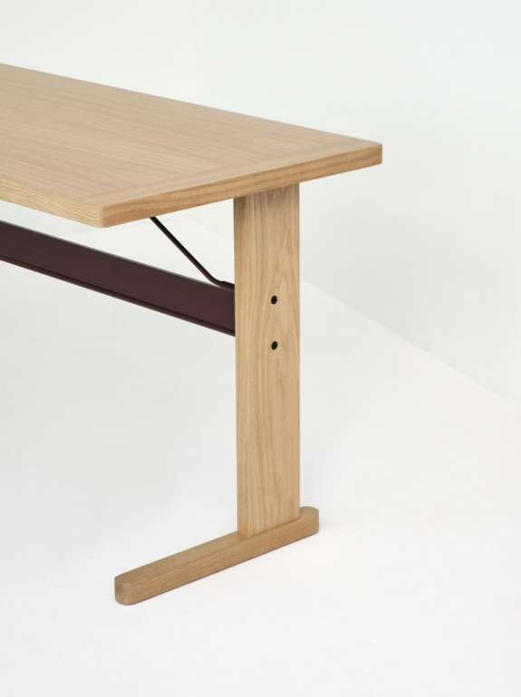 Hay Passerelle bureau gelakt eiken, black crossbar