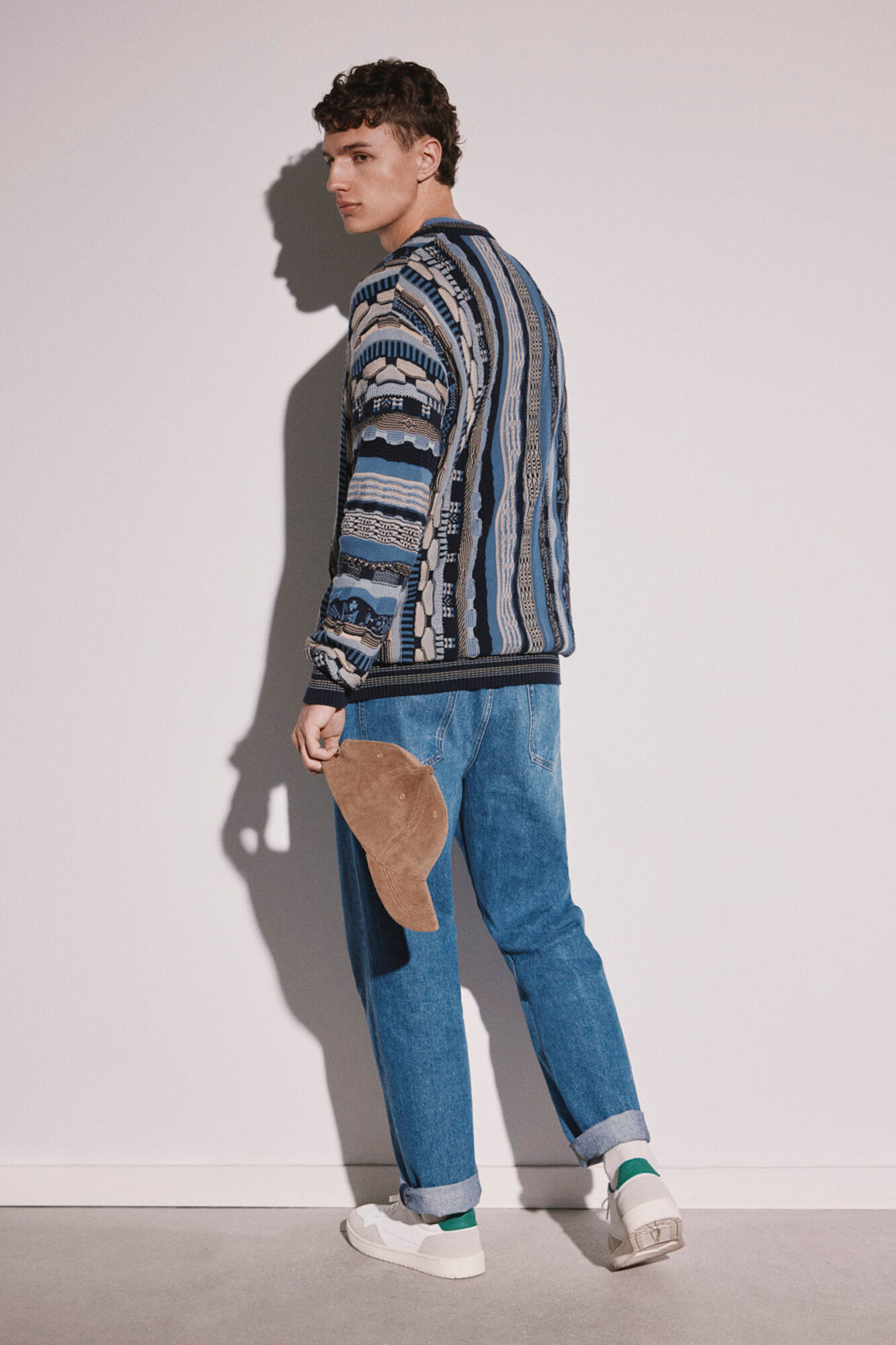 Calça jeans regular de lavagem média e estilo descontraído