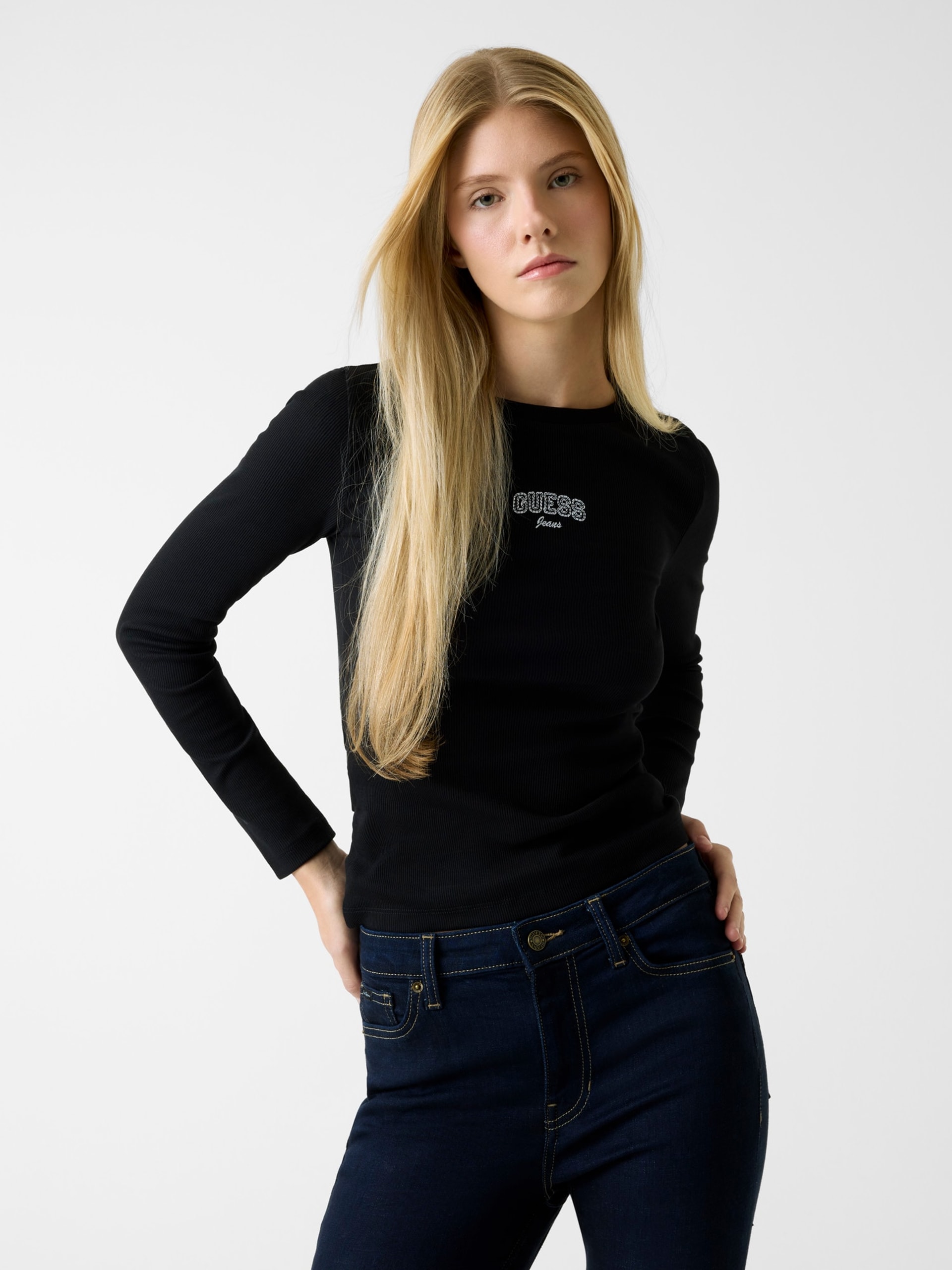 Camiseta com logotipo bordado