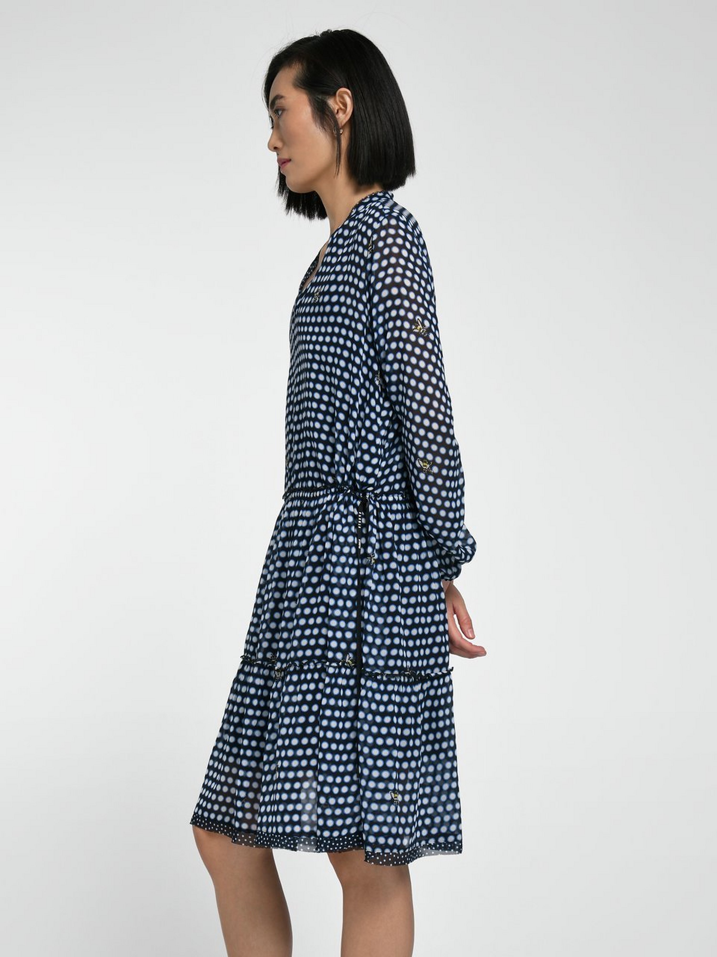 Kleid im Stufen­schnitt