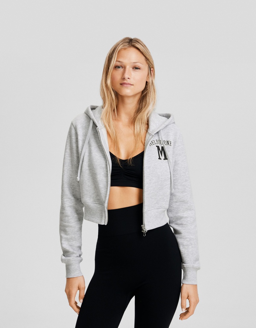 Blusa de moletom cropped com zíper e estampa.