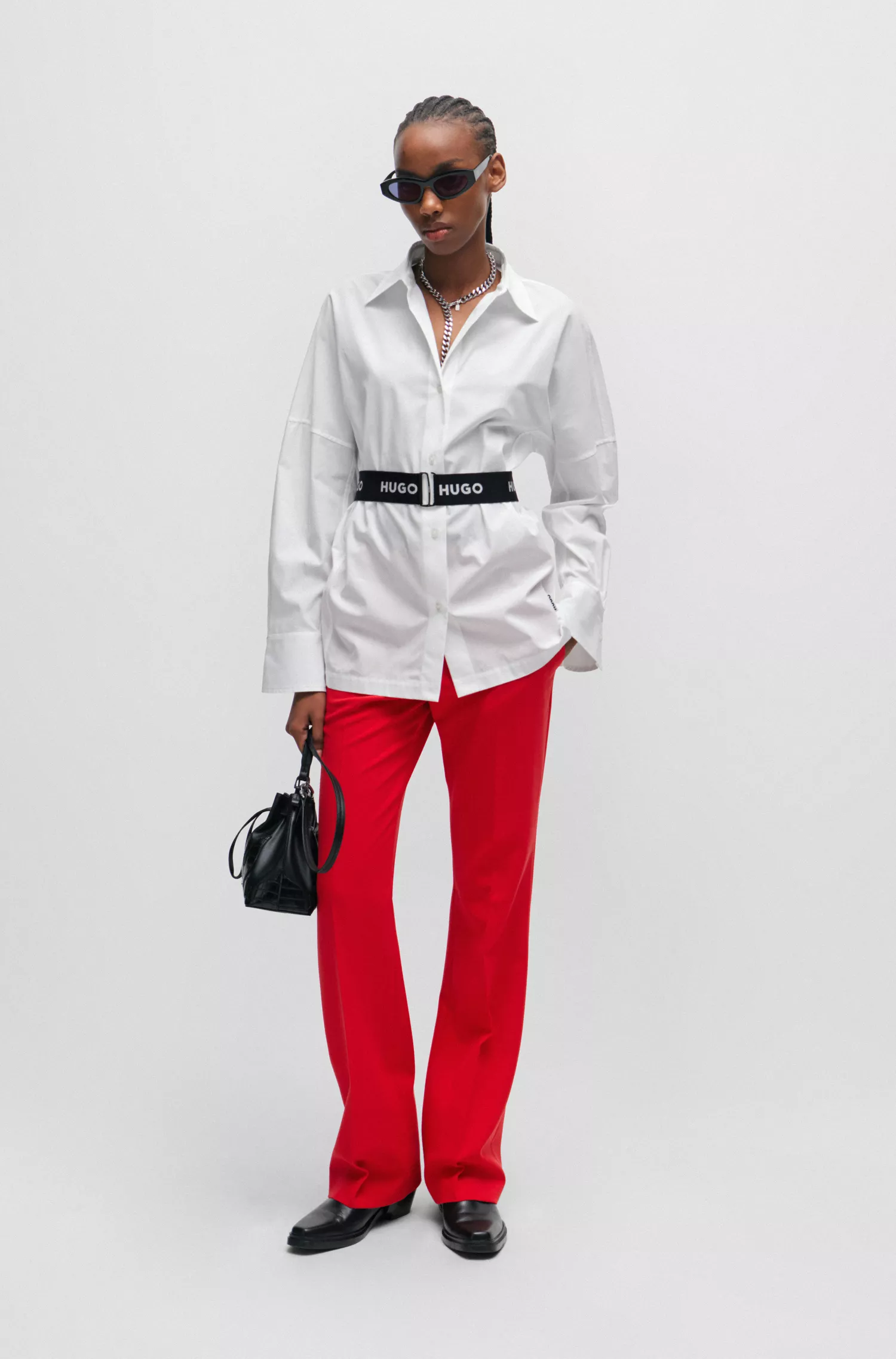 Blusa HUGO vermelha, corte regular, com cinto elástico da marca.