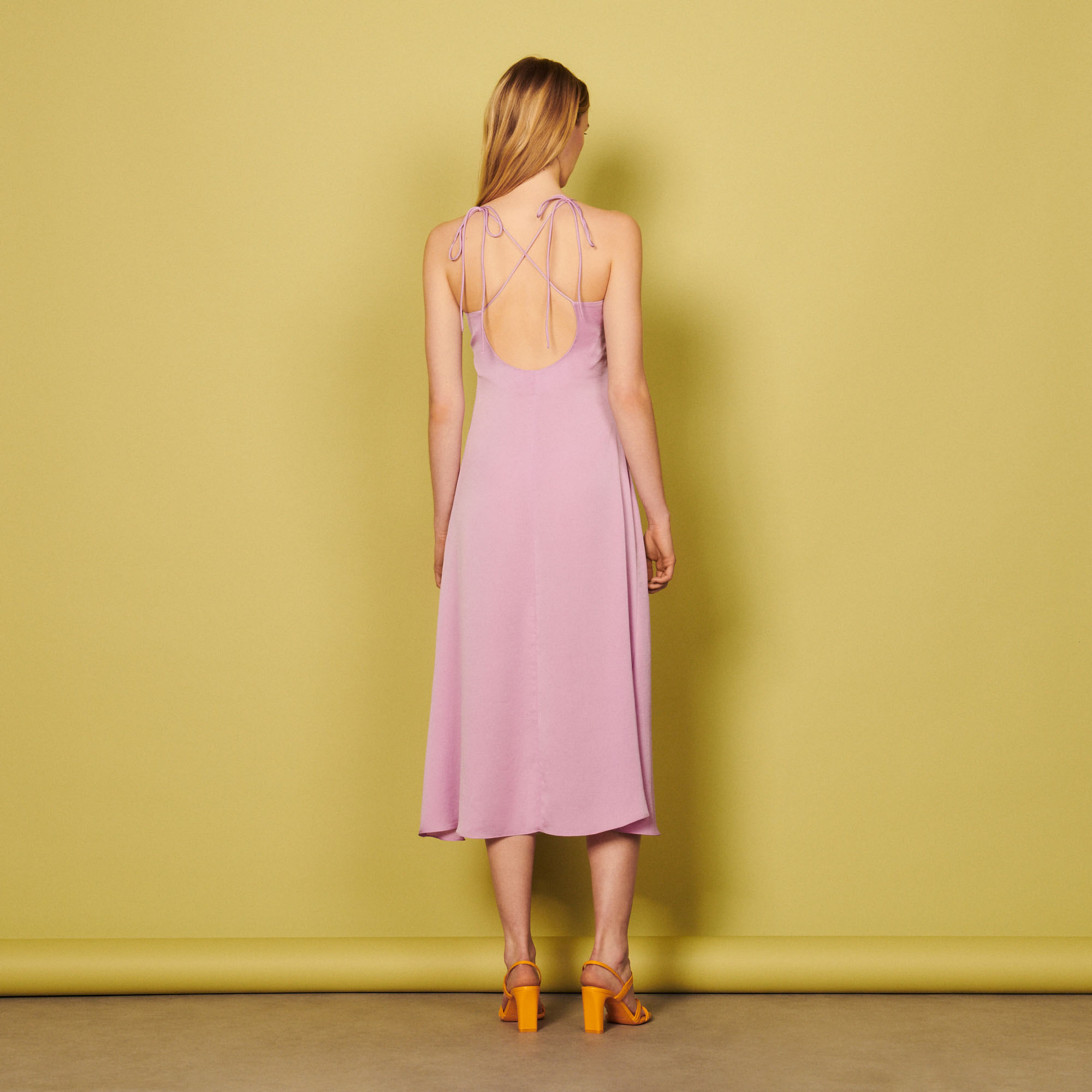 Robe longue á fines bretelles
