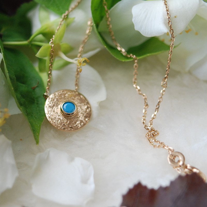 Collier fantaisie martelé pour femme orné d'une pierre bleu turquoise KENZA - Bijoux Privés Discovery