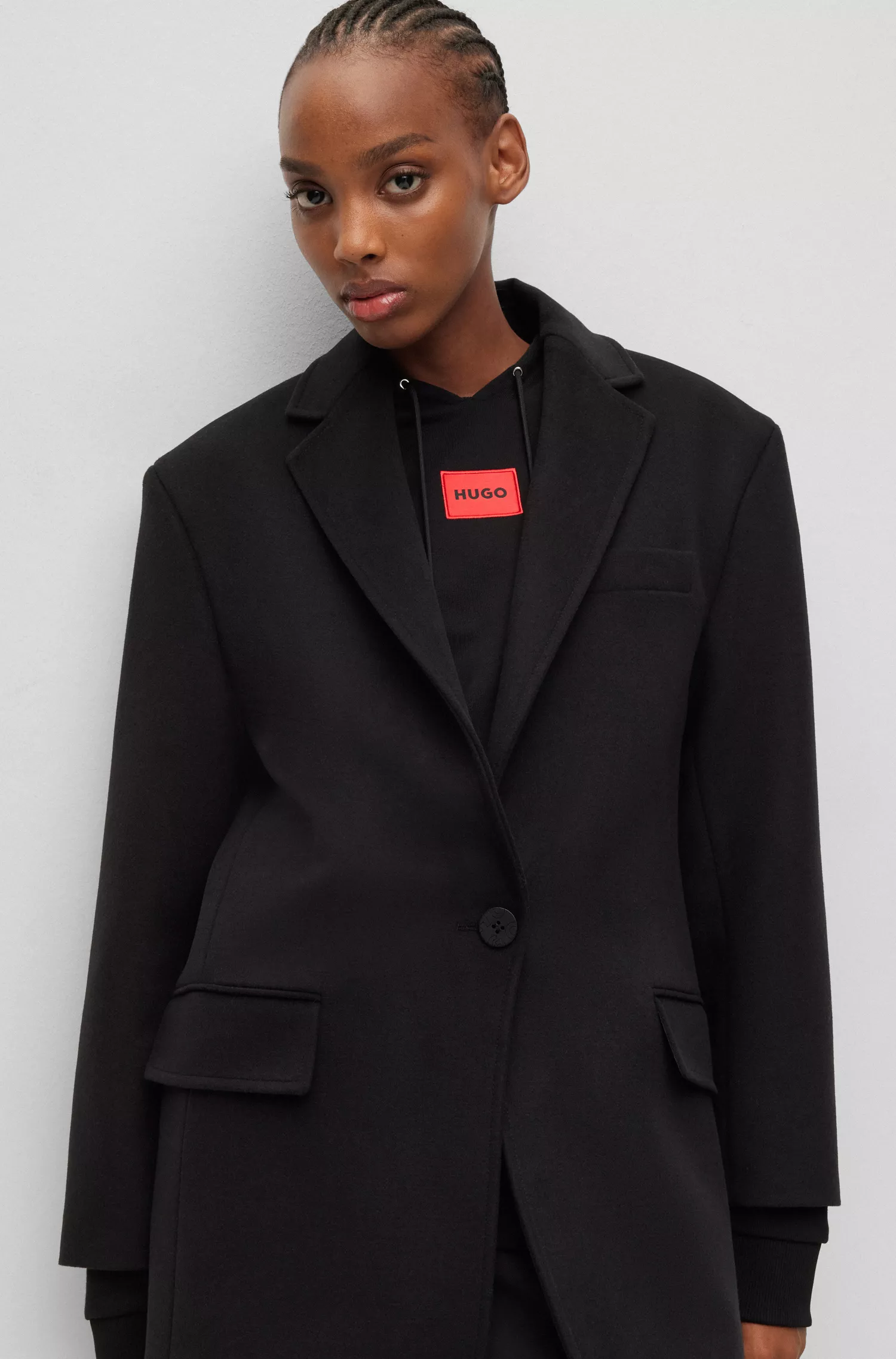 Jaqueta HUGO vermelha, modelagem oversized, com um botão e forro exclusivo.