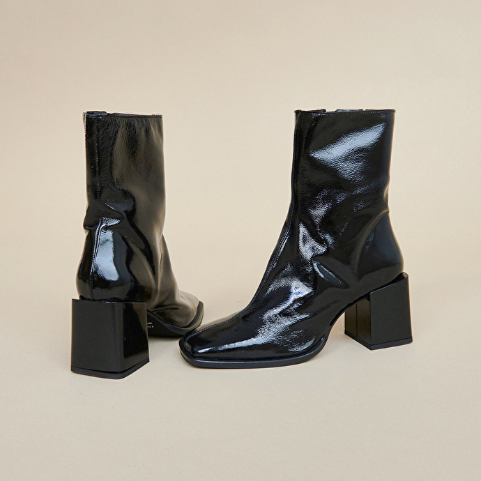 Boots à talons décrochés et bouts carrés  en cuir vernis plissé noir