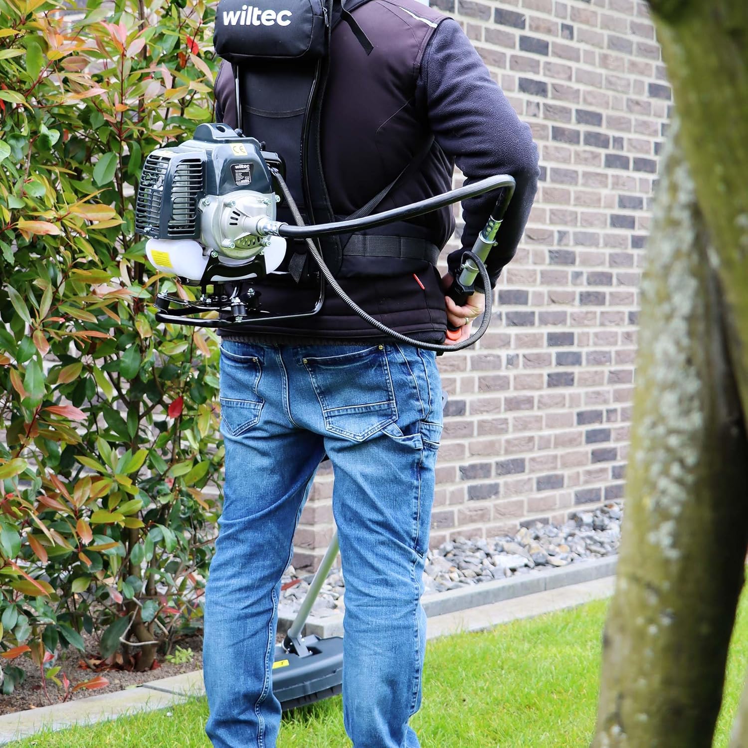 Wiltec 2-in-1 Multifunktionsgerät mit 2-Takt-Motor mit Rucksack, Backpacker Multigartengerät, Multitool Gartenwerkzeug mit u.a. Rasentrimmer