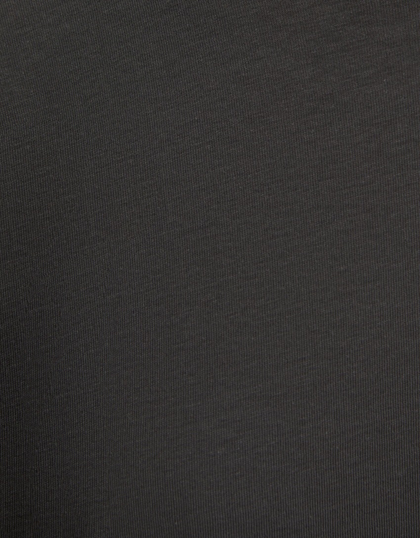 Camiseta oversized da moda com mangas curtas e estampa.