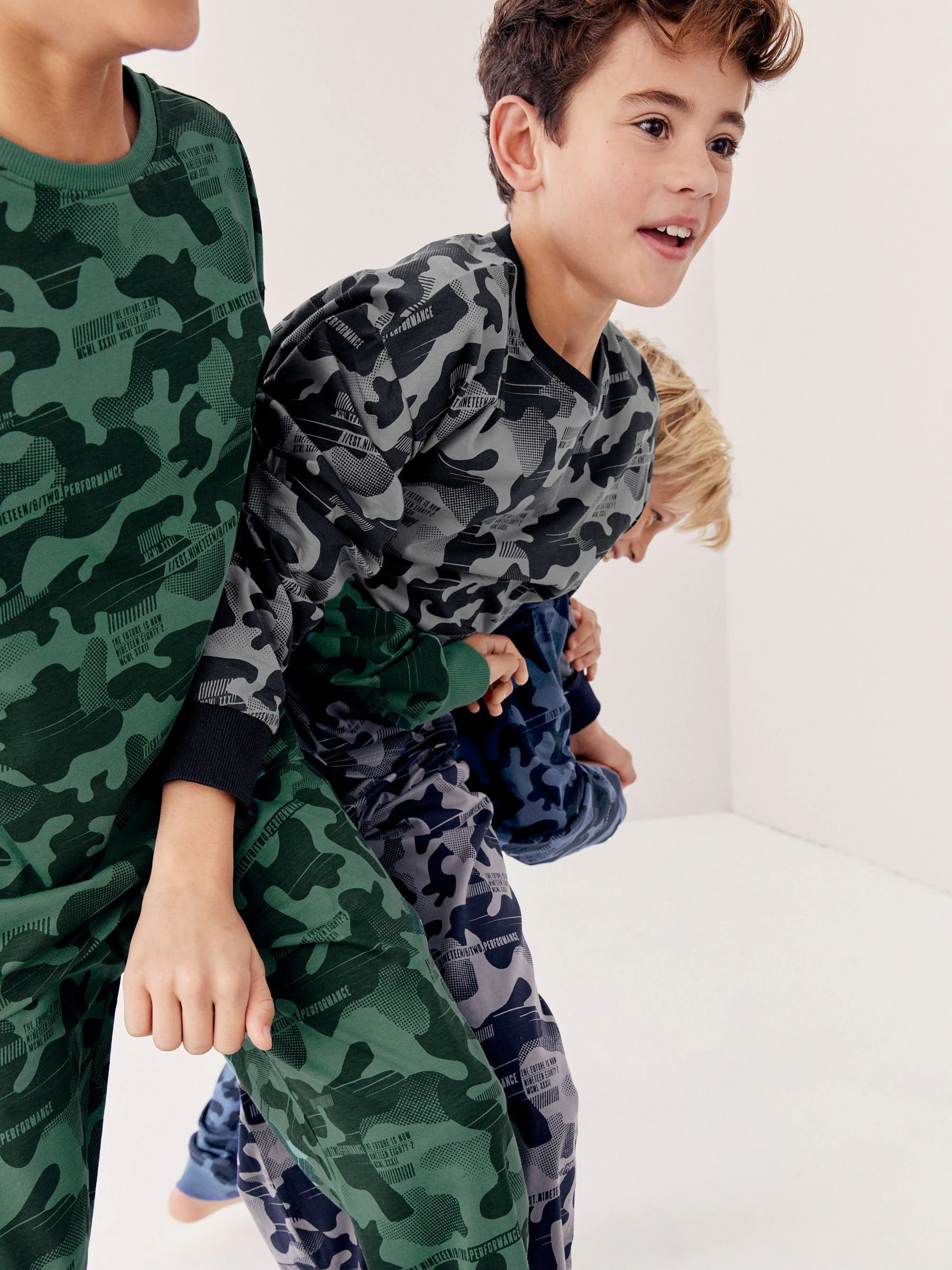 Grijs/blauw/groen camouflage - Verpakking van 3 pyjama's met lange mouwen (3-16 jr)