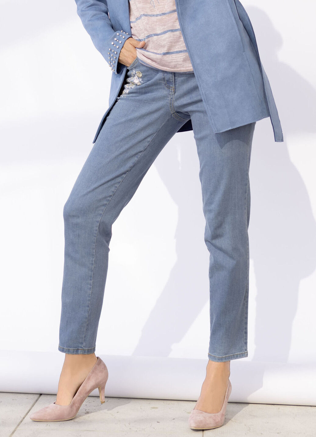 Jeans mit floraler Stickerei