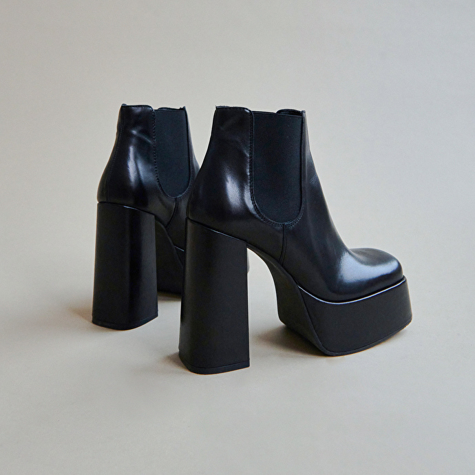 Boots à plateformes et bouts carrés  en cuir noir