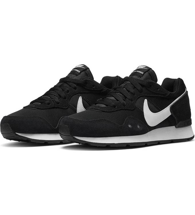 Nike Women Venture Runner Sneakers