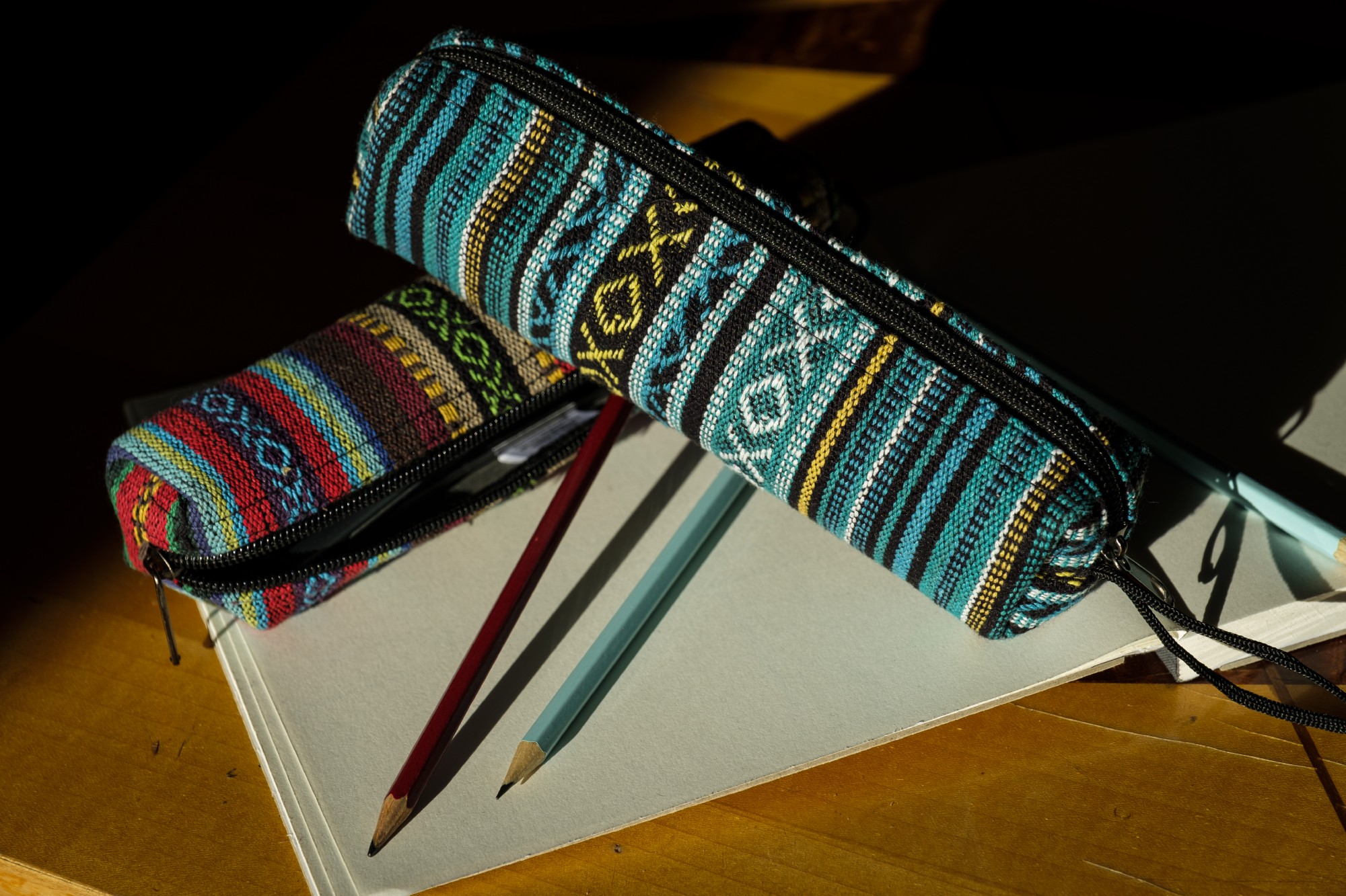Stifteetui 'Denaina', echte Handarbeit aus Nepal, blau, multicolor, B 22 cm, H 5 cm günstig bestellen