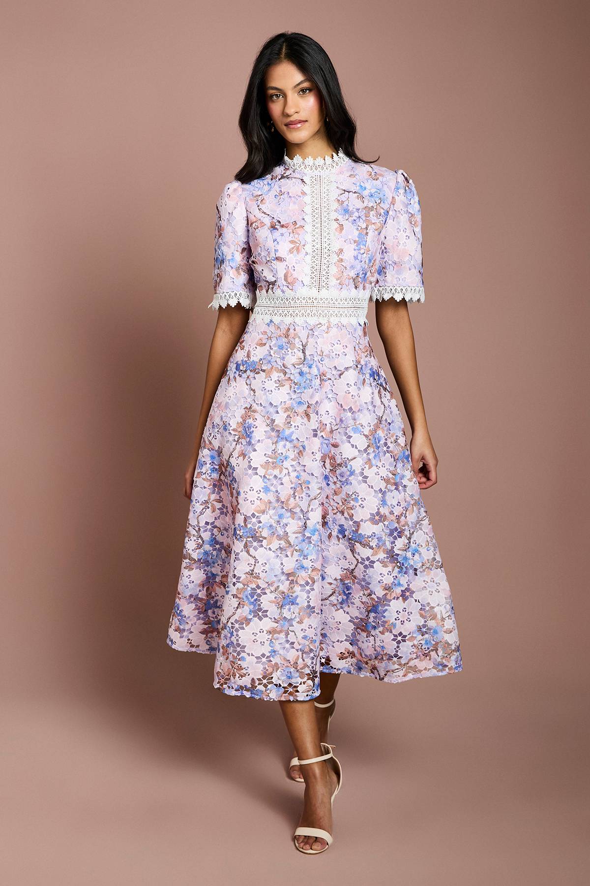Coast Robe Midi Petite À Manches Courtes Avec Détails De Dentelle Imprimée