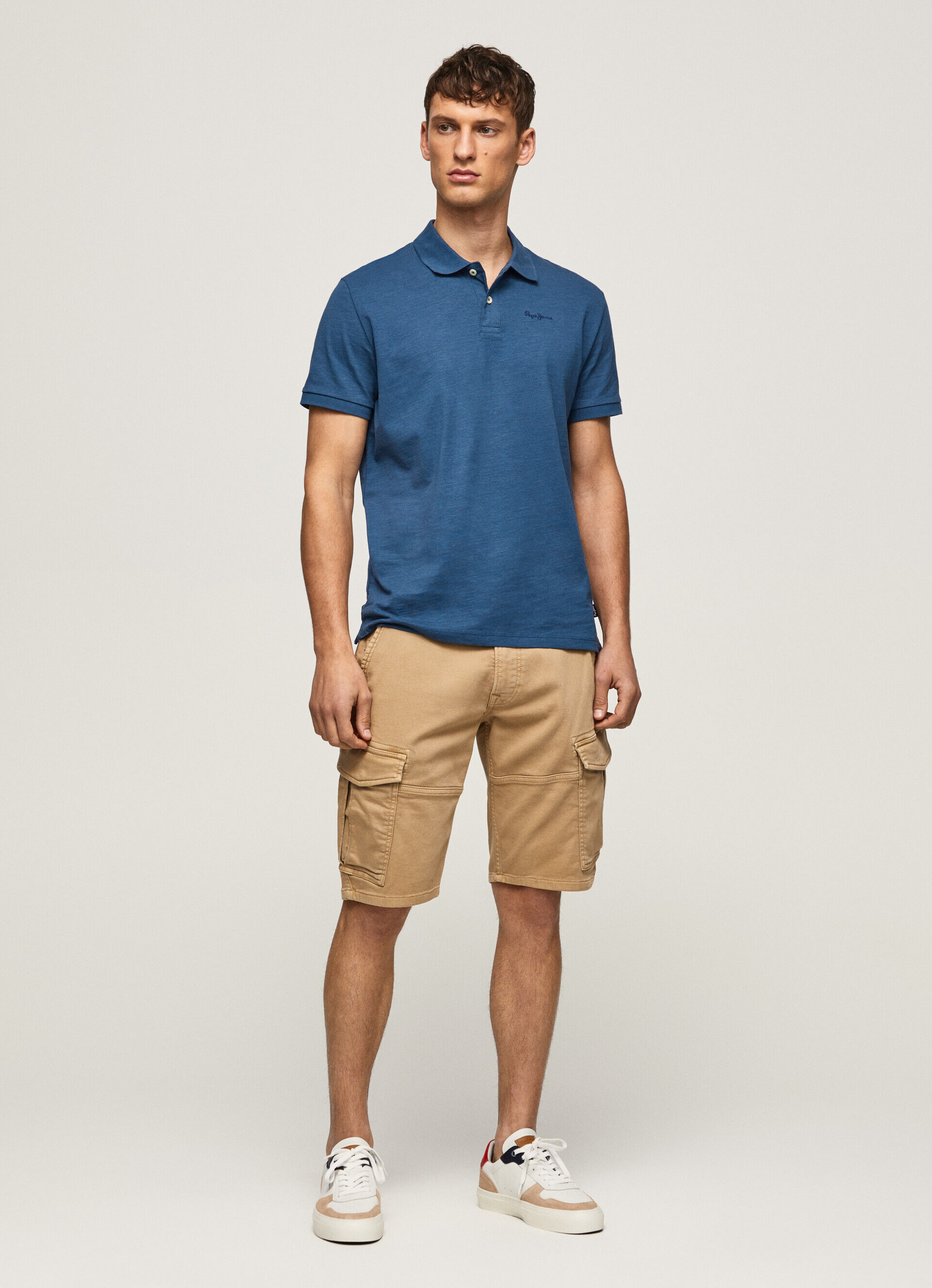 Polo com logotipo bordado - azul jarman