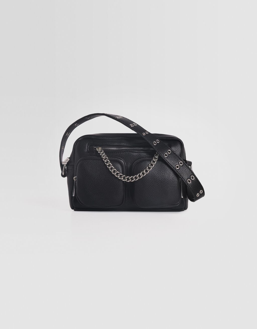 Bolsa transversal multifuncional com corrente e bolsos.