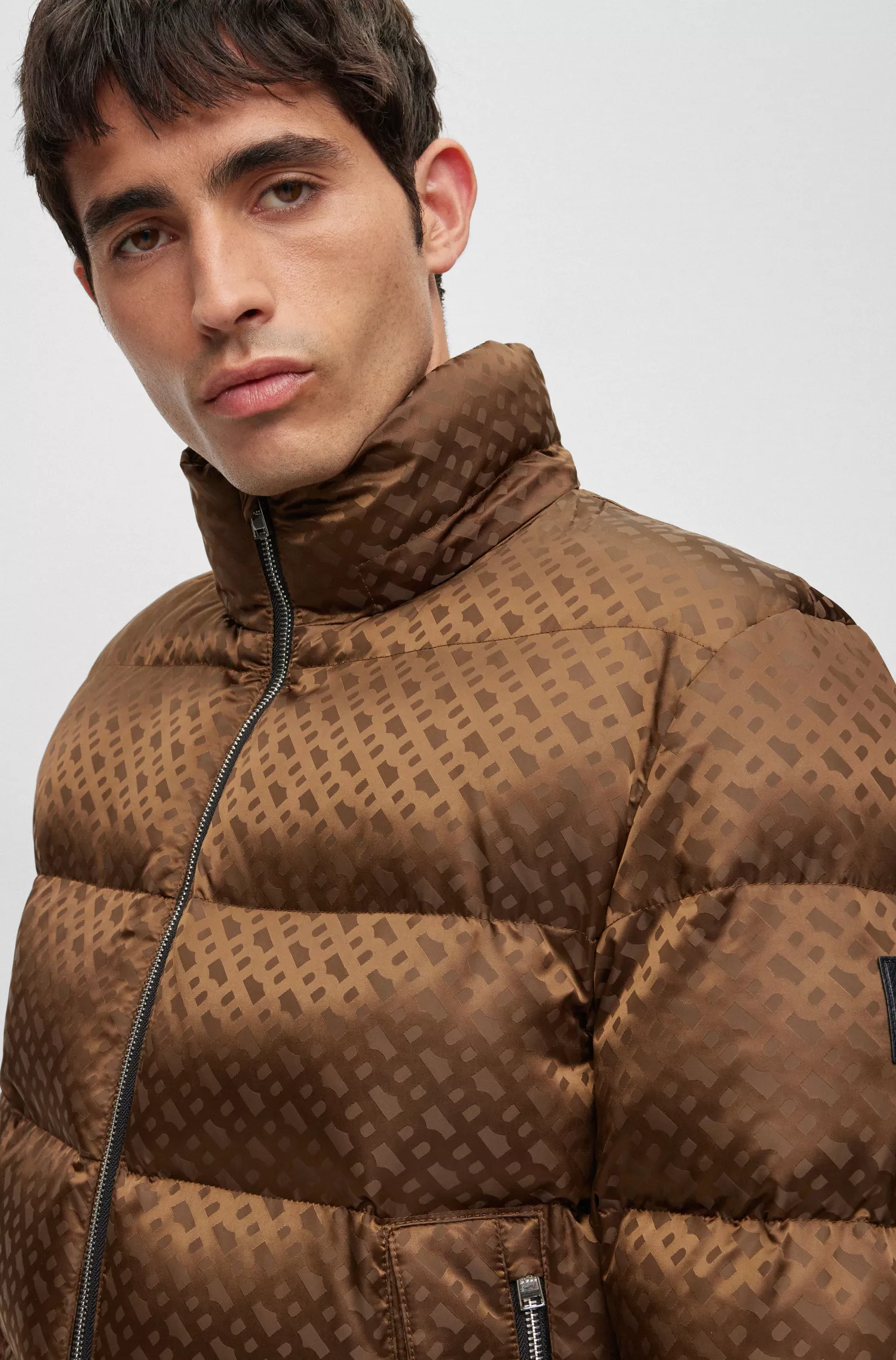 Jaqueta acolchoada BOSS preta com monograma em jacquard e repelente à água, com capuz.