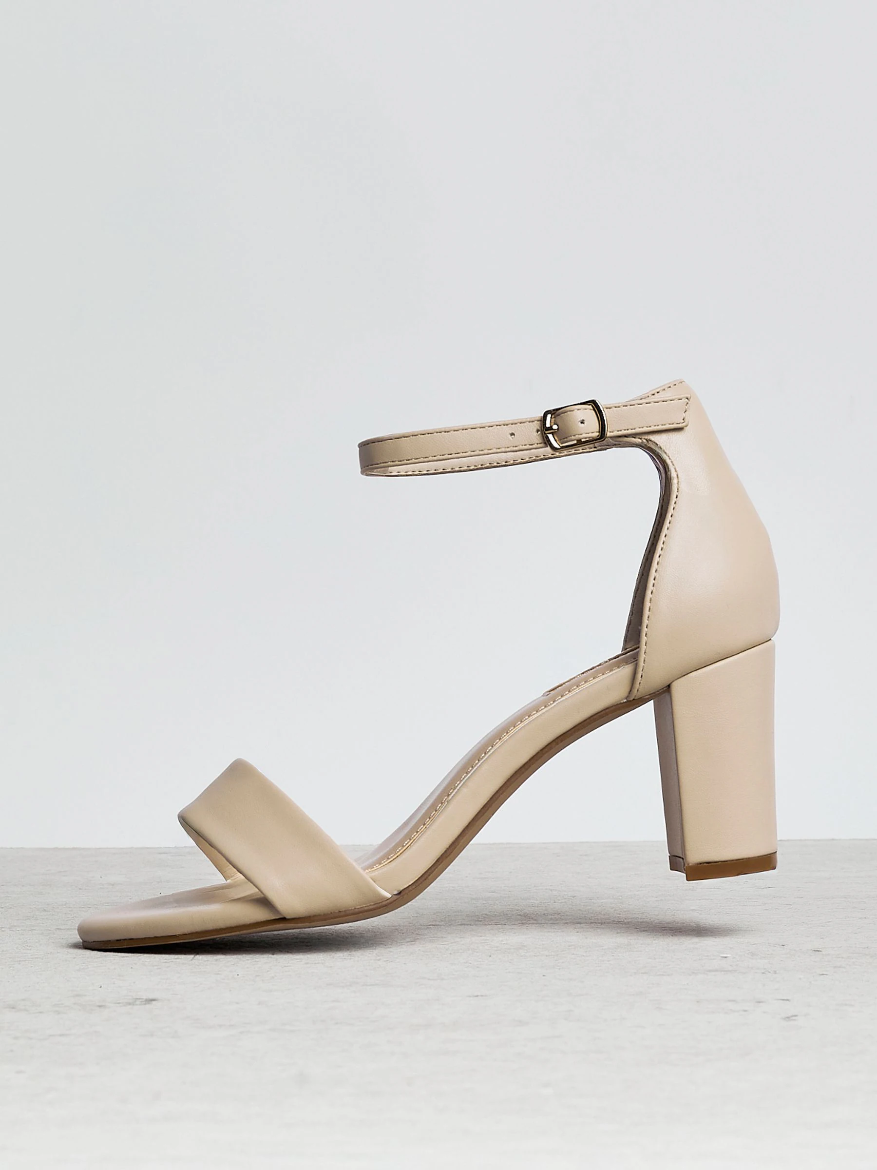 Licht beige - Linzi Franki met blokhak en open neus
