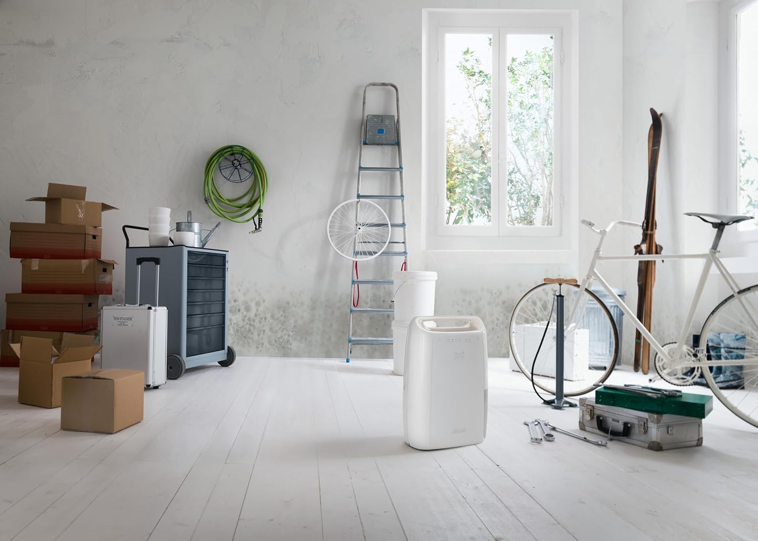 De'Longhi AriaDry DEX210SF Déshumidificateur élimine l'humidité à la maison avec filtration à 3 actions, fonction de séchage, capacité d'humidification 10 l/jour, R290, réservoir d'eau amovible, blanc