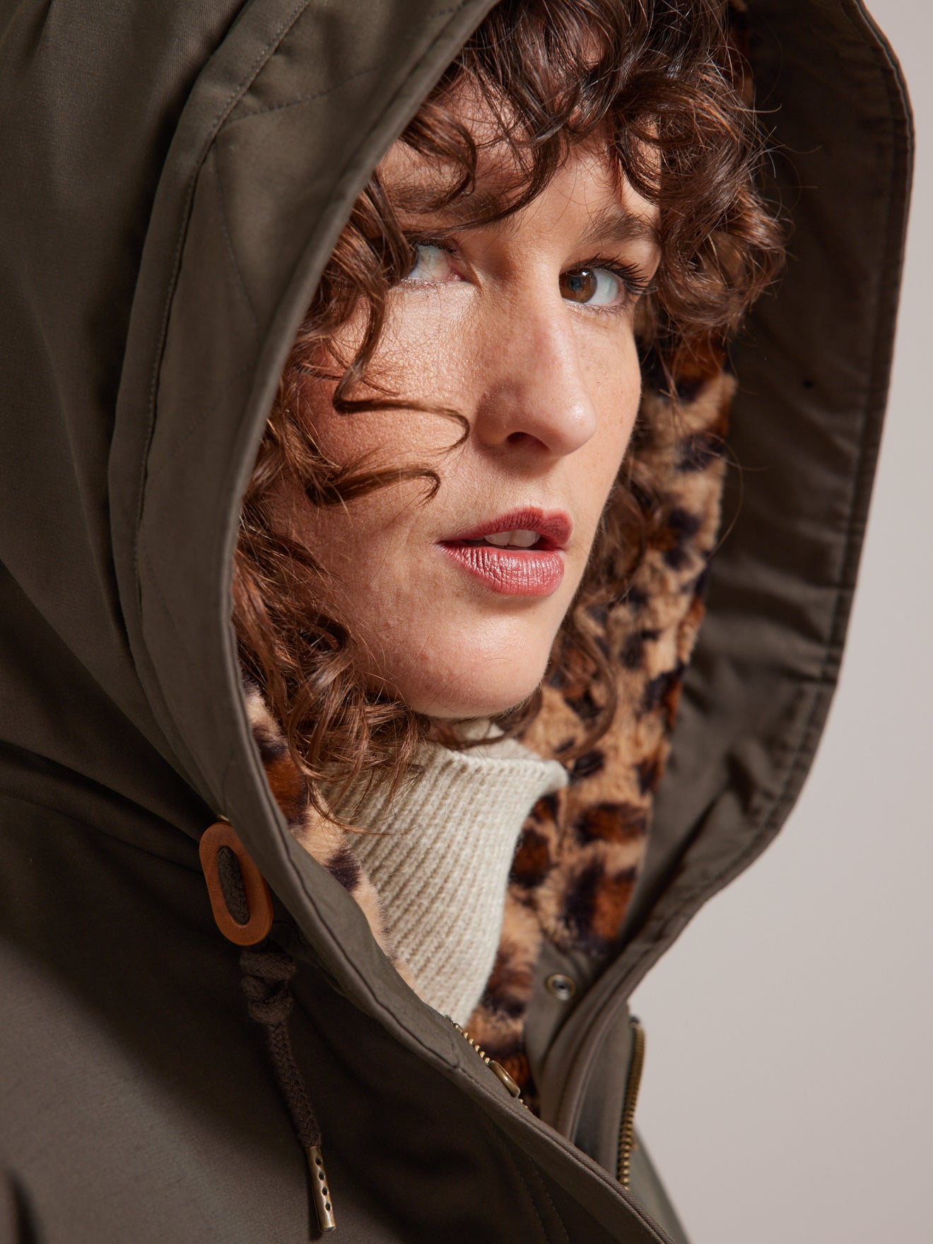 Parka courte fourrée imprimé léopard femme