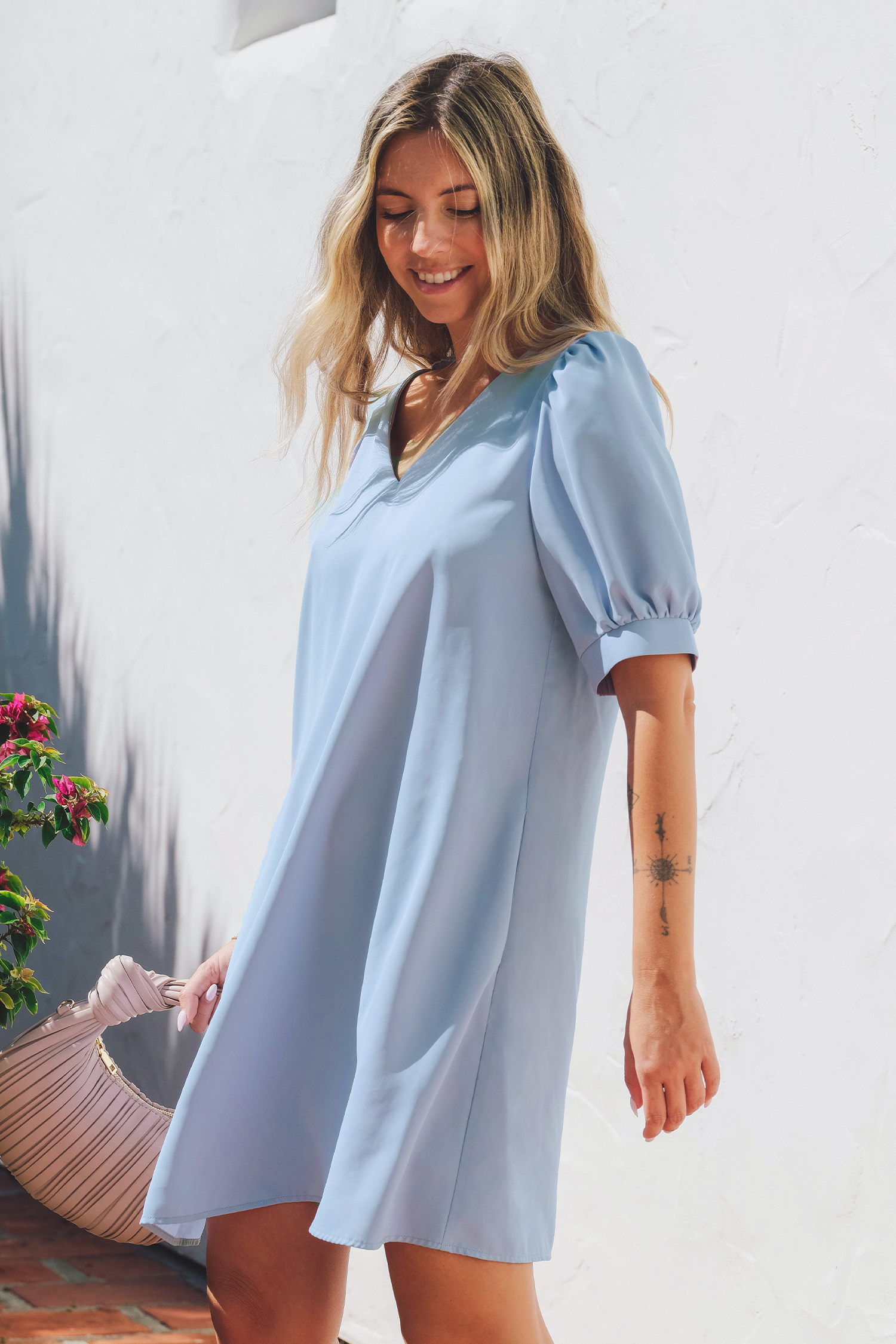 Robe mini à col en V et manches bouffantes bleu tendre