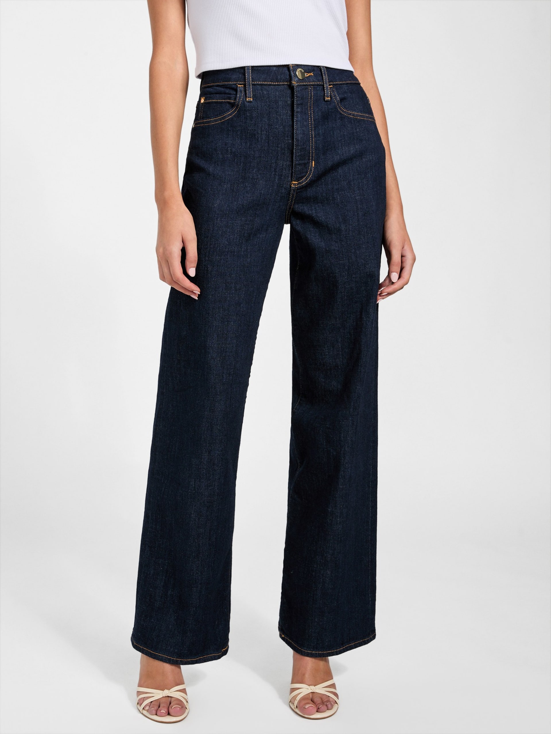 Calça jeans de perna larga com tingimento ecológico