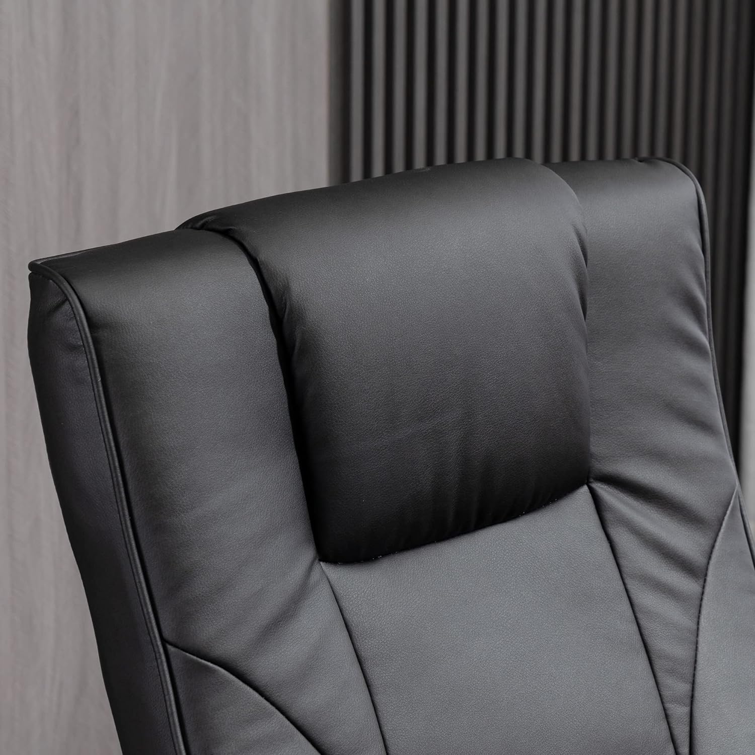 Poltrona de massagem HOMCOM com apoio para os pés, função de descanso, reclinável com função de massagem, giratória 360°, em couro sintético, preta com estrutura em aço marrom, 73 x 83 x 106 cm