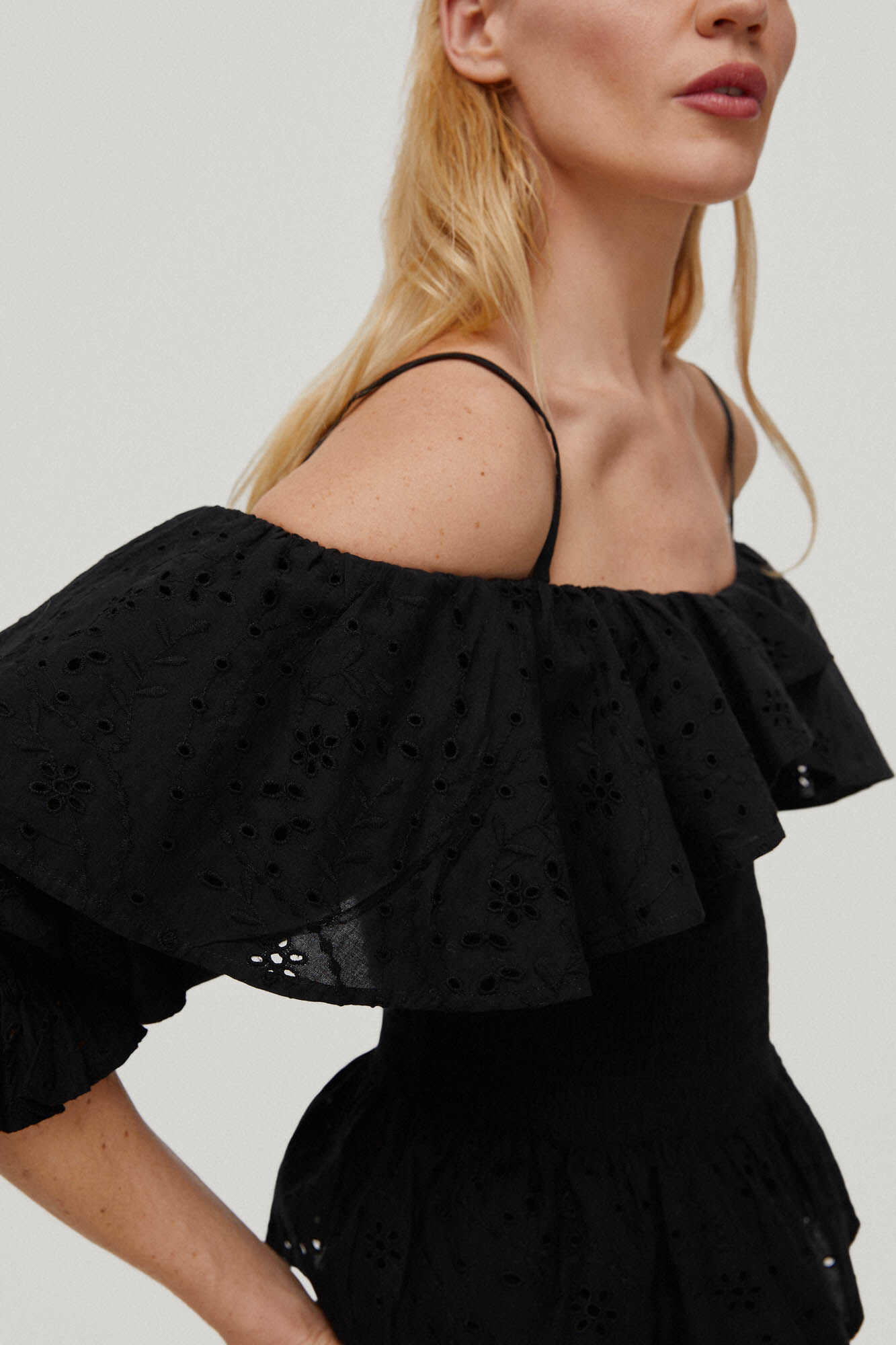 Blusa ombro a ombro com babados - Preta