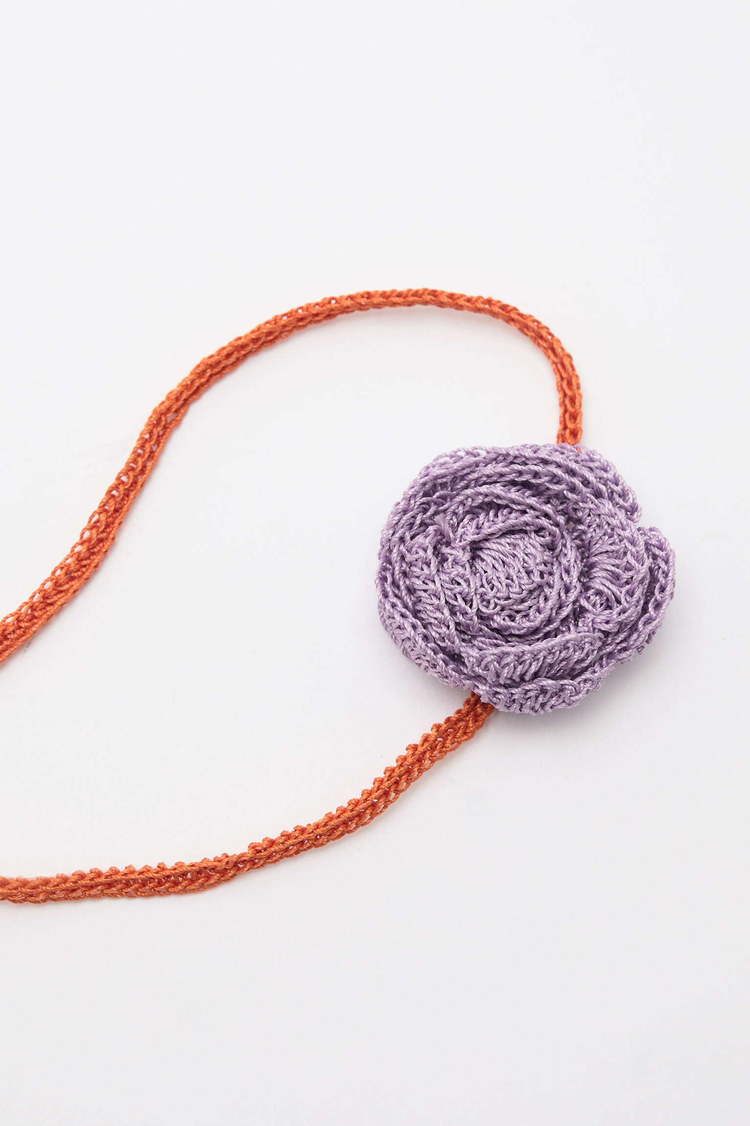 COLAR DE CROCHÊ COM LAÇO DE FLOR - LILÁS