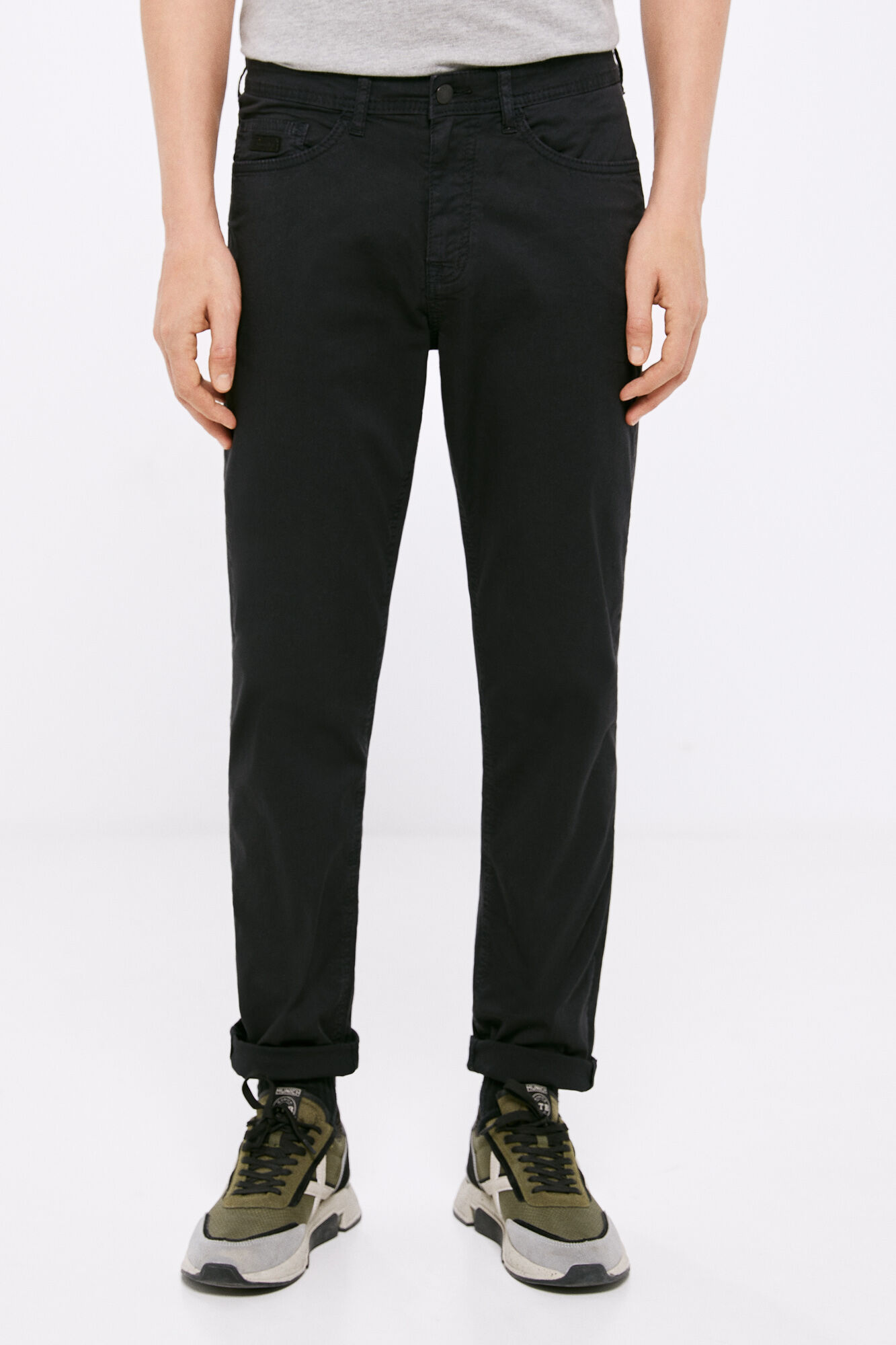 Calça com 5 bolsos, cor clara, lavagem slim - preta