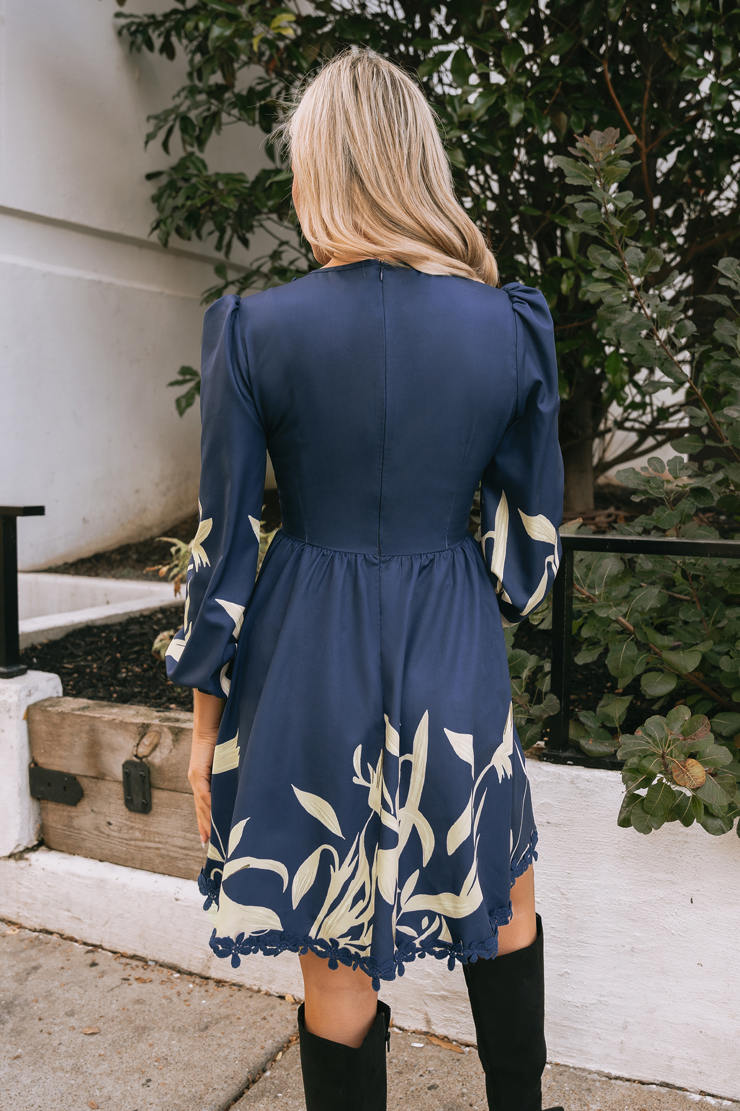 Robe trapèze en broderie bleu marine