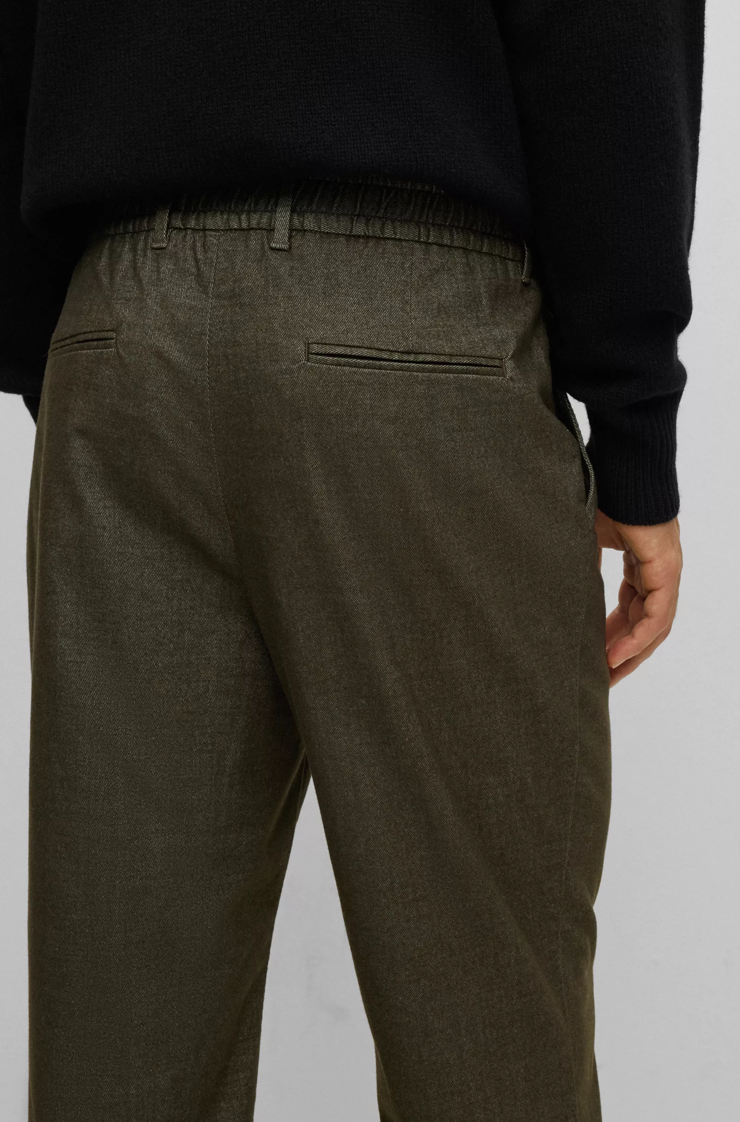 Calça BOSS preta, modelagem relaxada, em tecido elástico com cordão na cintura.