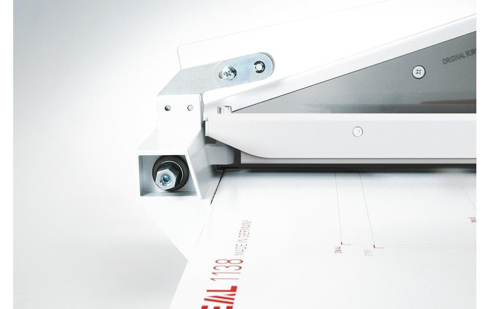 Hebelschneidegerät 1138, 38.5 cm, 50 Blatt<br>Profi-Hebelschneider mit Papierformaten auf dem Schneidetisch