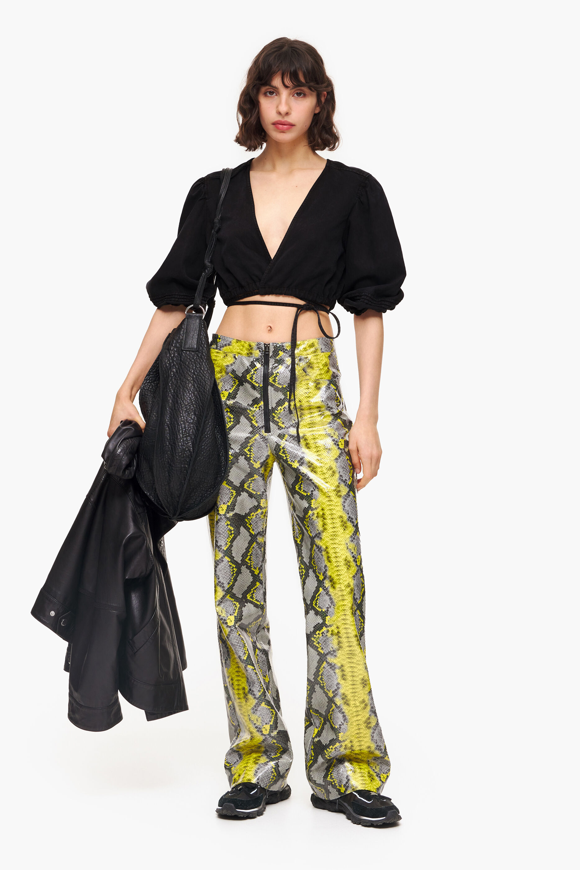 top jeans preto lavado de corte reto