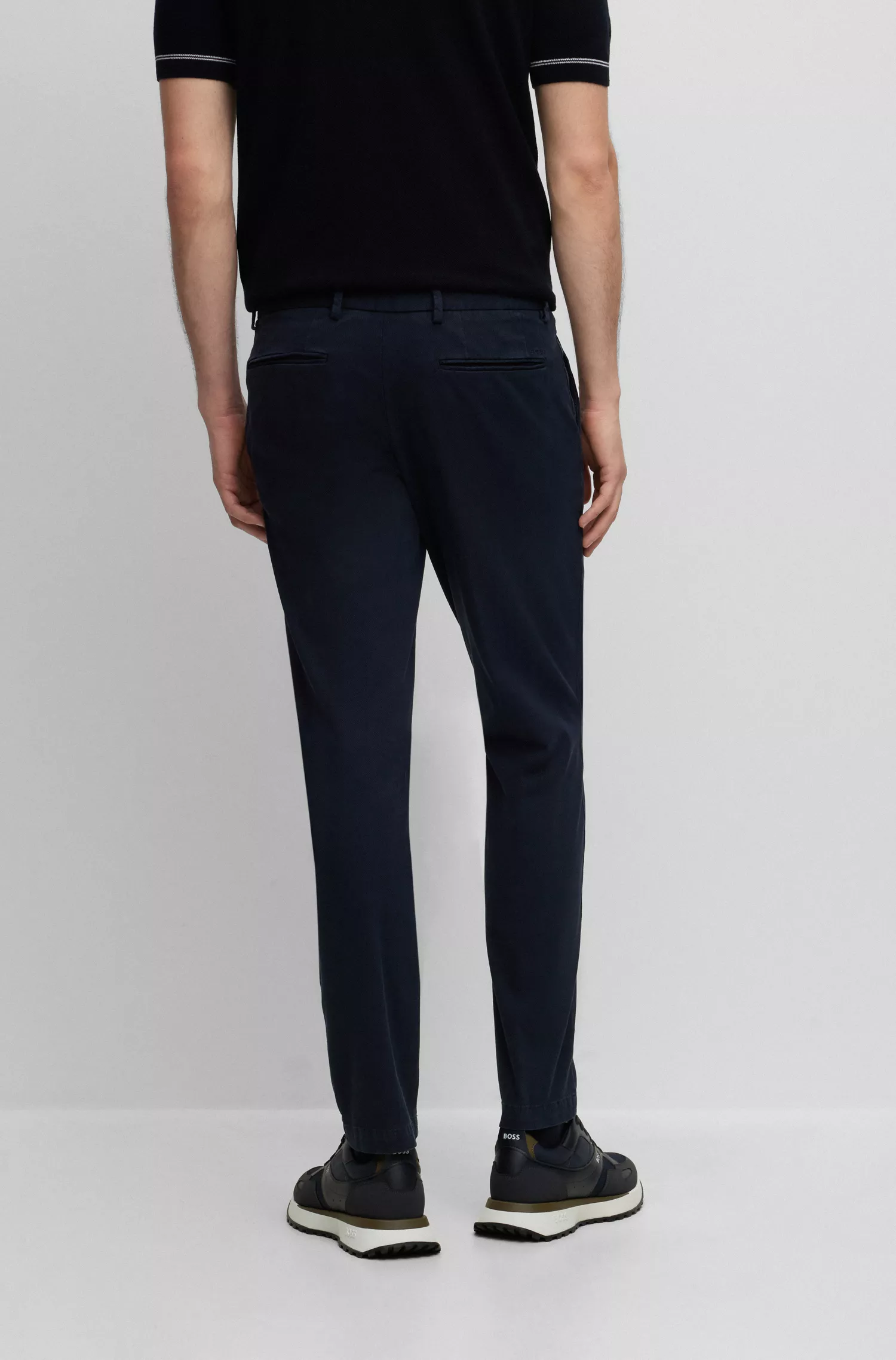 Calça chino BOSS preta, corte slim, em mistura de algodão elástico.