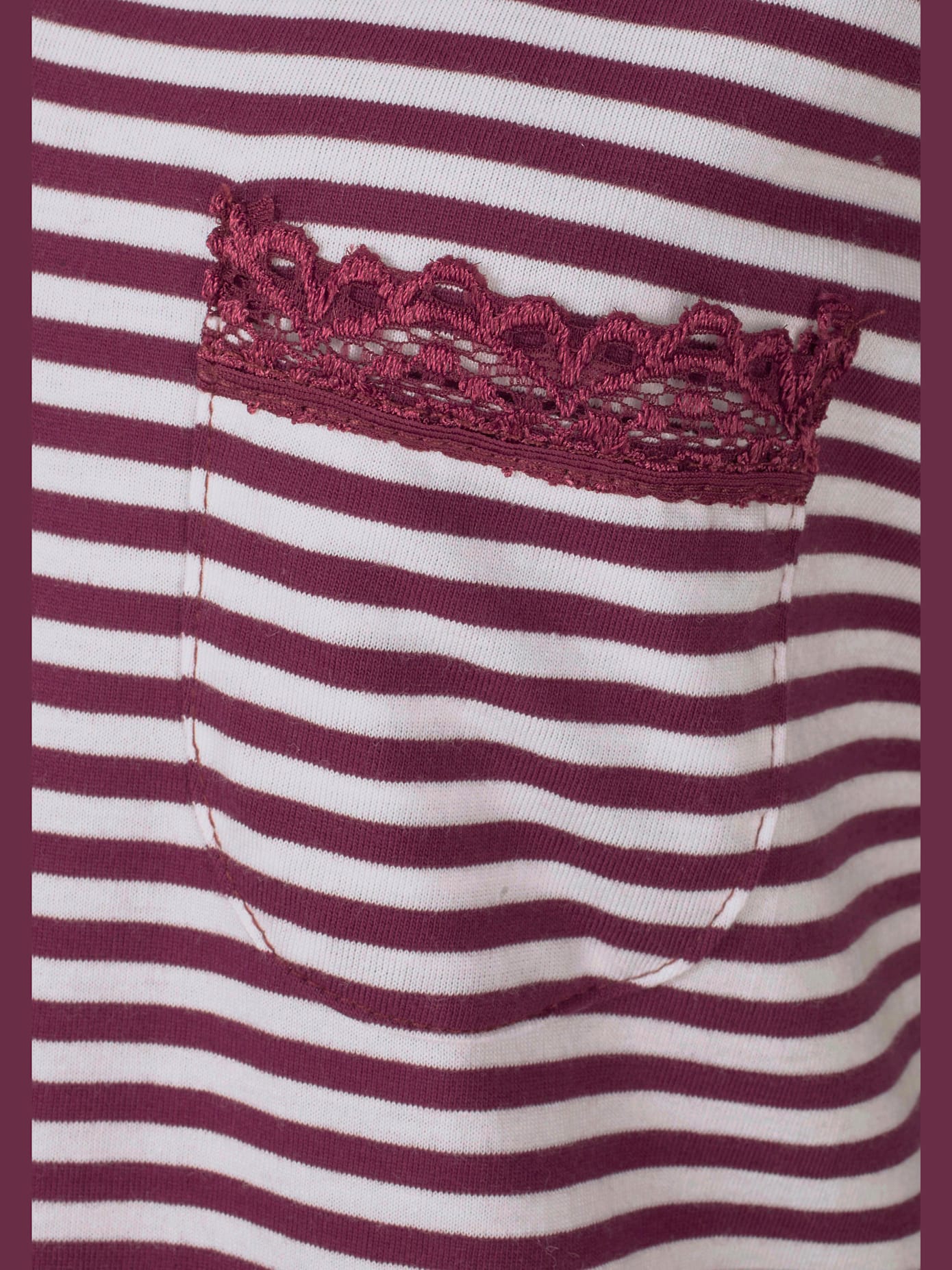 Chemise de nuit rayée avec dentelle