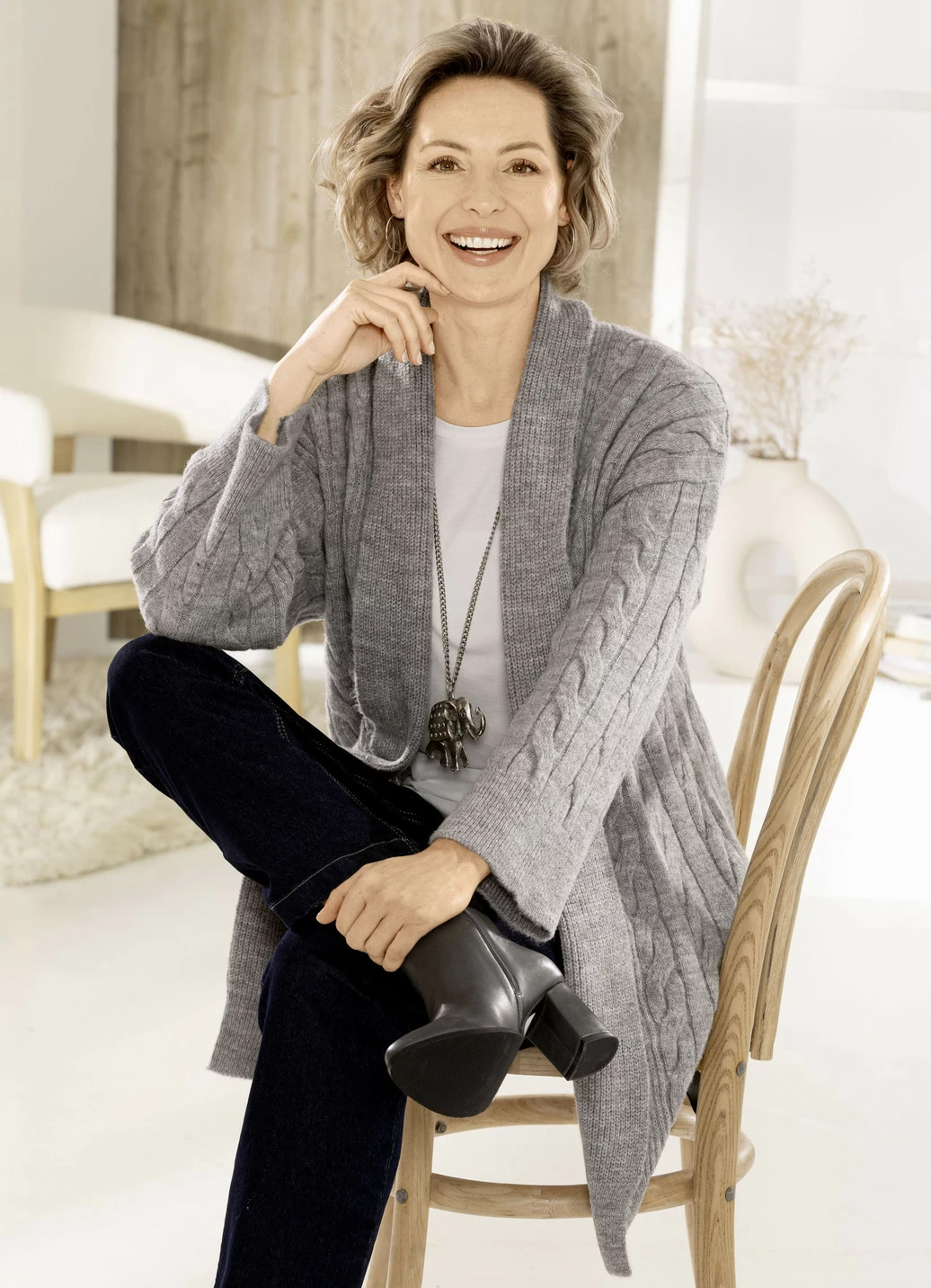 Long-Strickjacke mit Zopfmuster