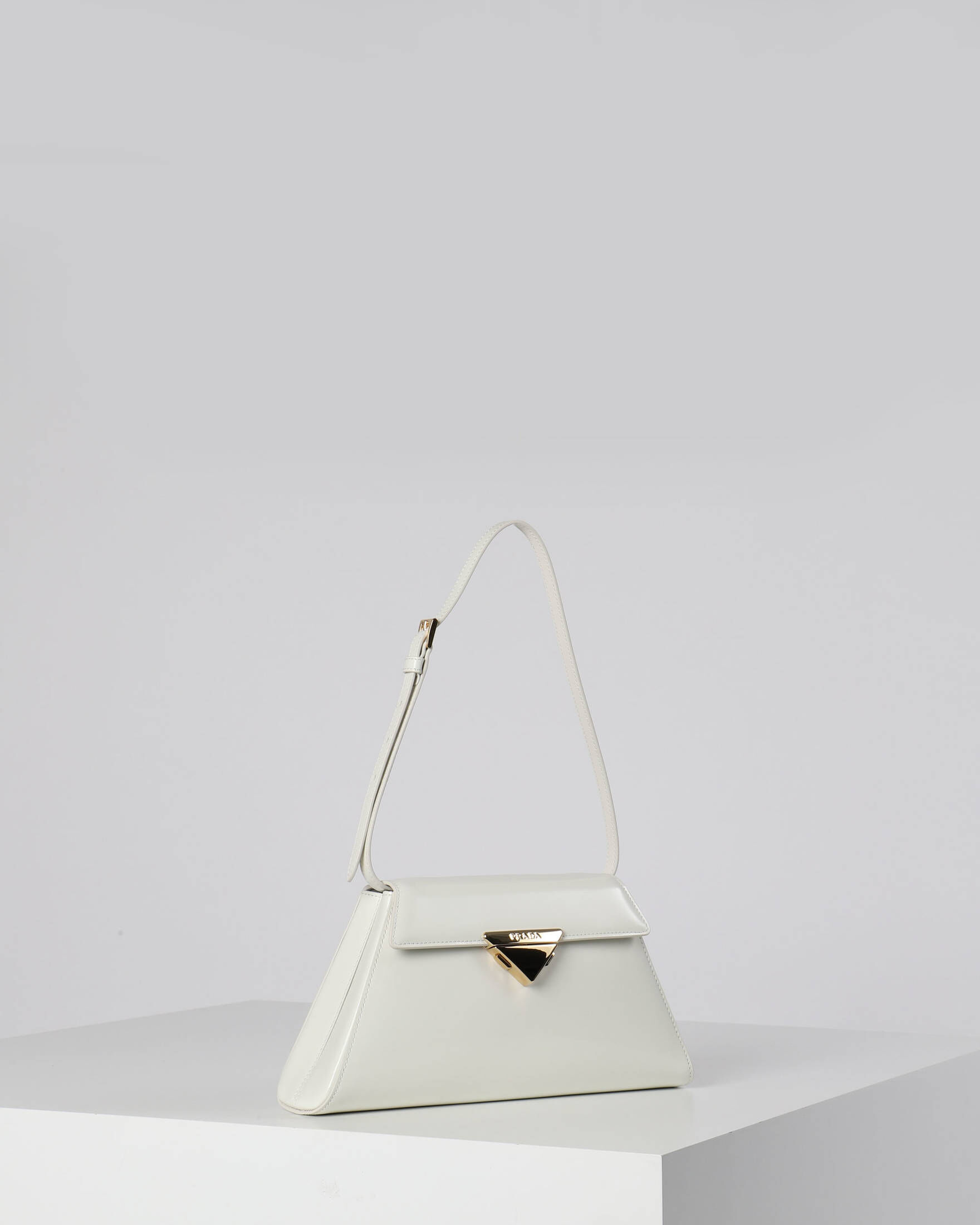 Prada| Damen Schultertasche aus gebürstetem Leder