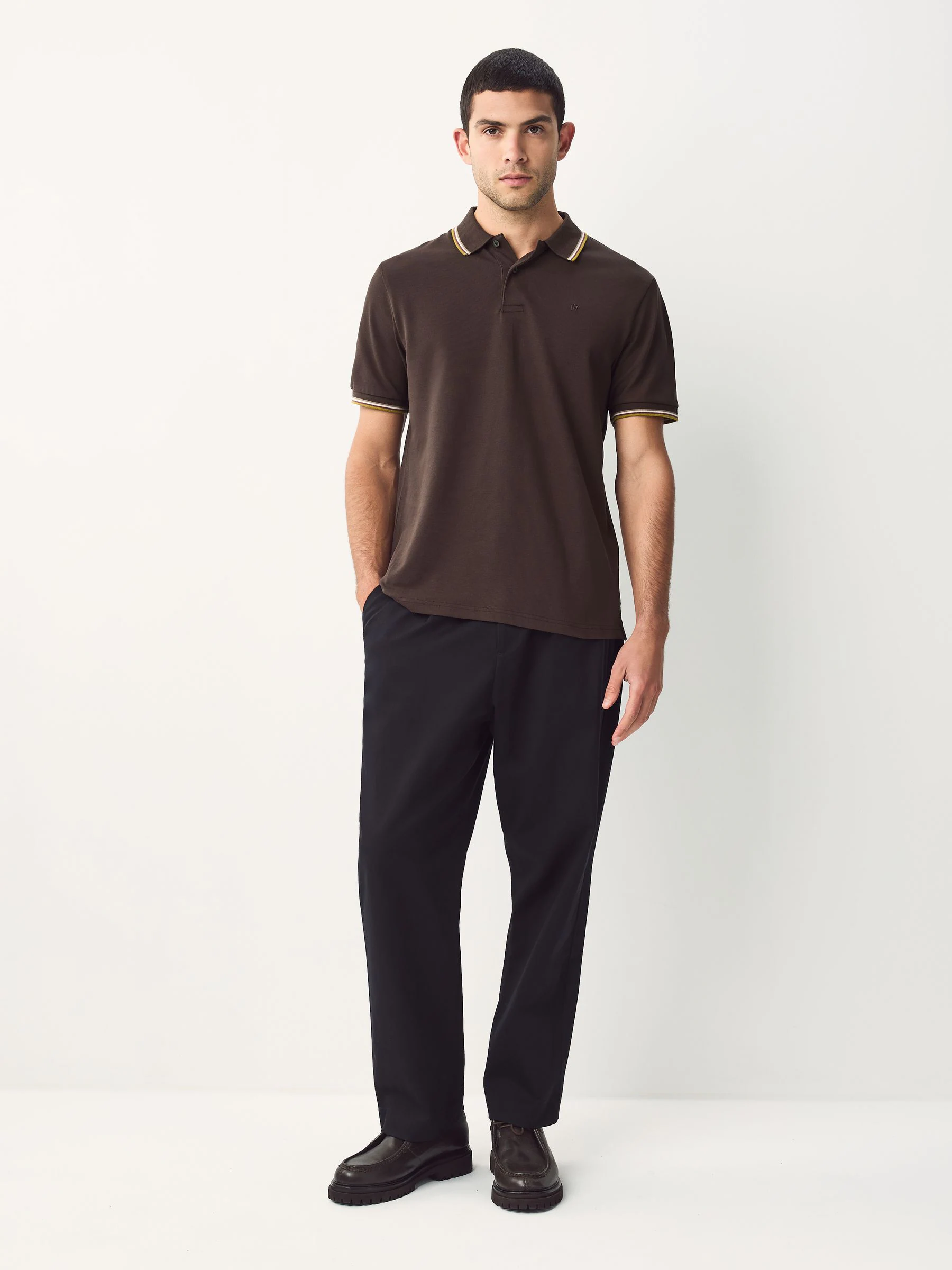 Bruin - Regular fit poloshirt met korte mouwen en contrasterende randen