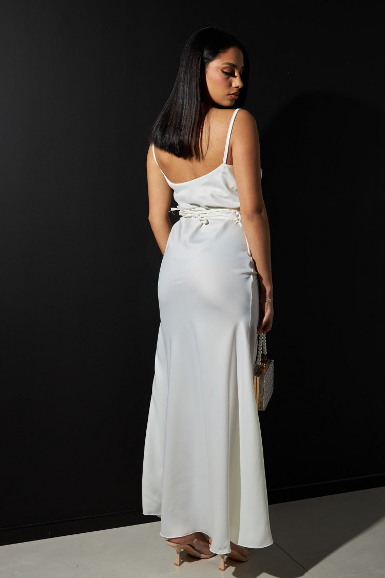 Robe blanche à ficelle ajustable dans le dos