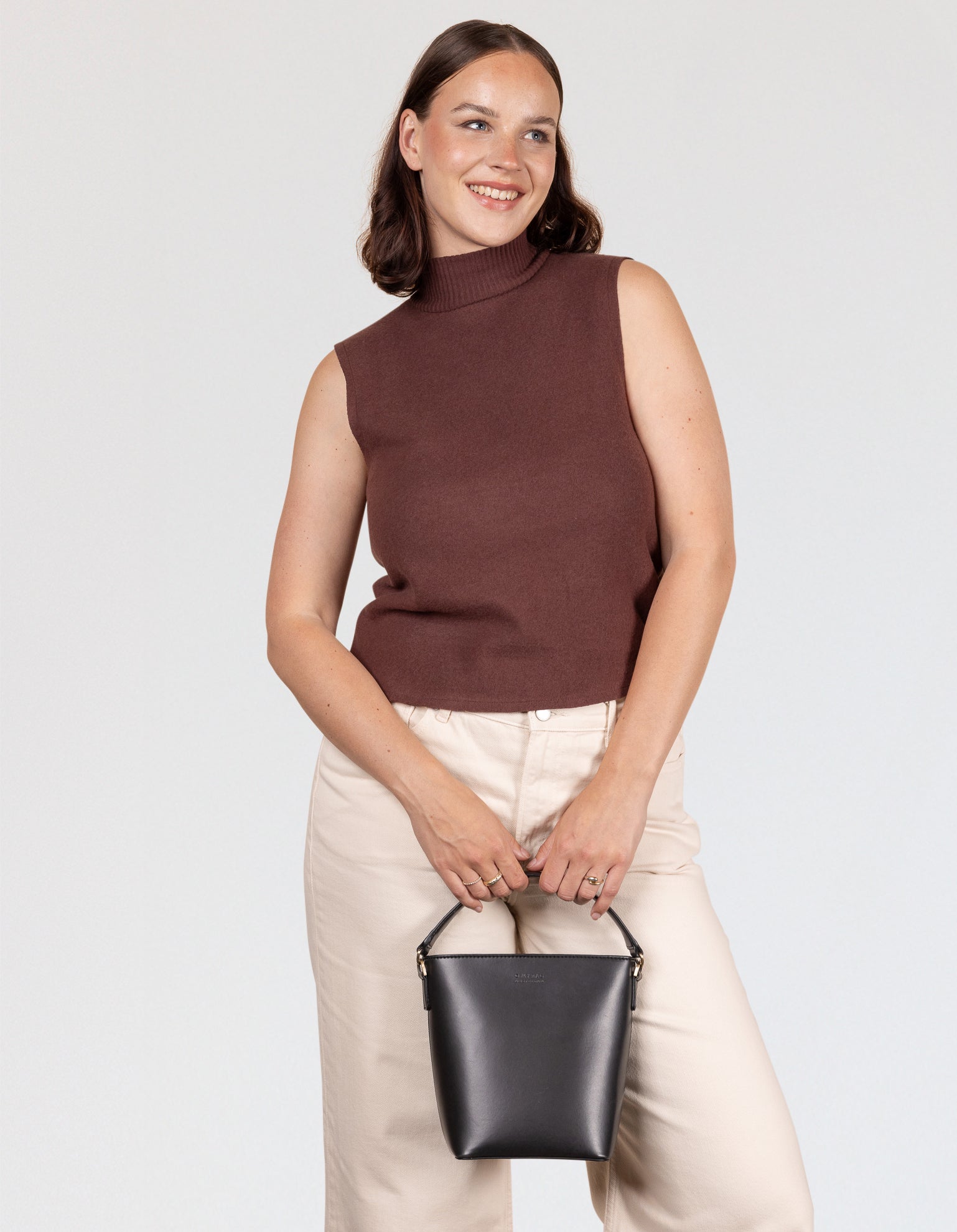 Bobbi Bucket Bag Midi - Black Vegan Uppeal™