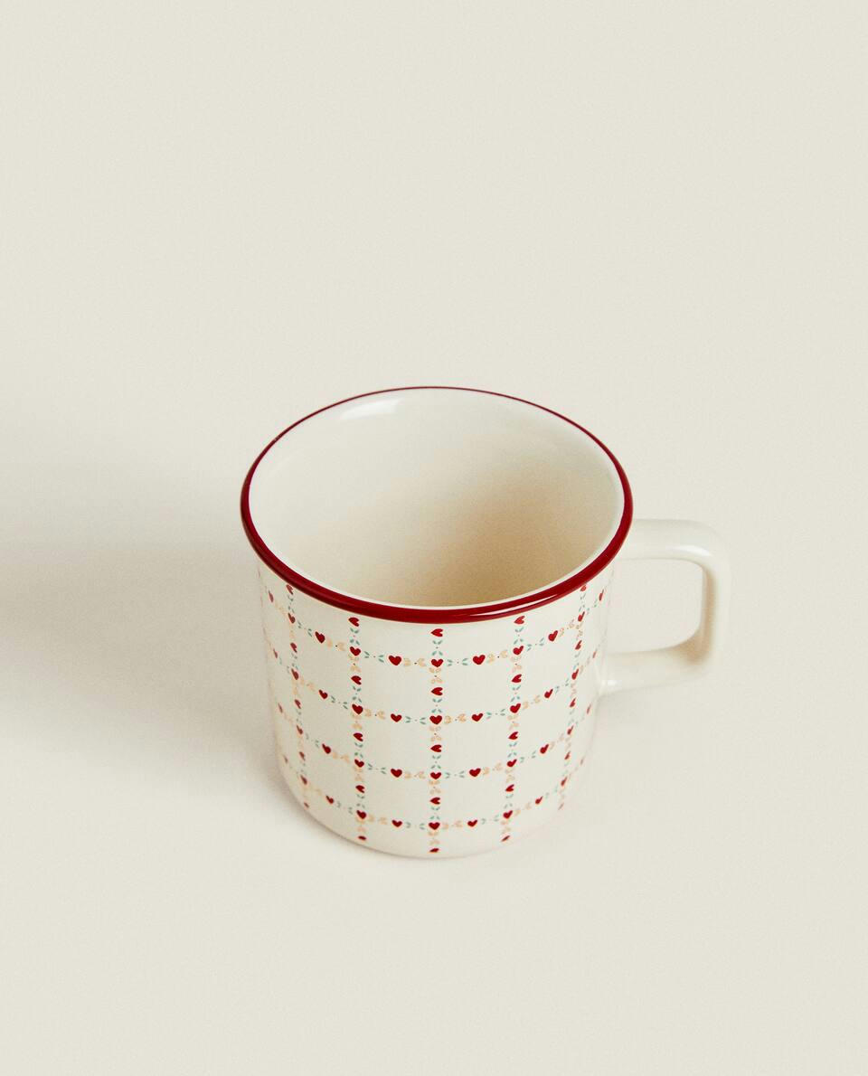 Caneca infantil de cerâmica com corações para o Natal