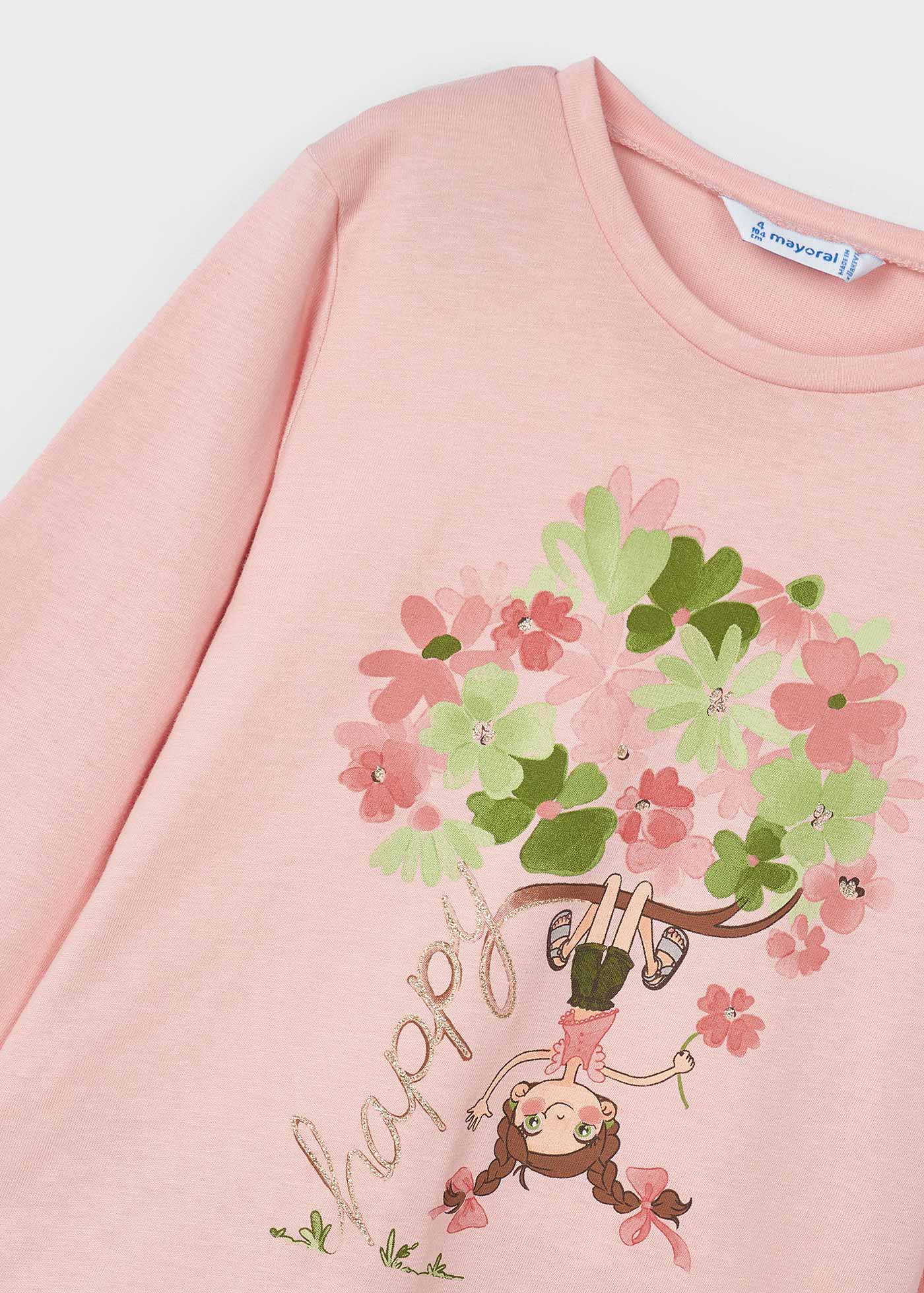 Camiseta infantil Better Cotton com elástico de cabelo.
