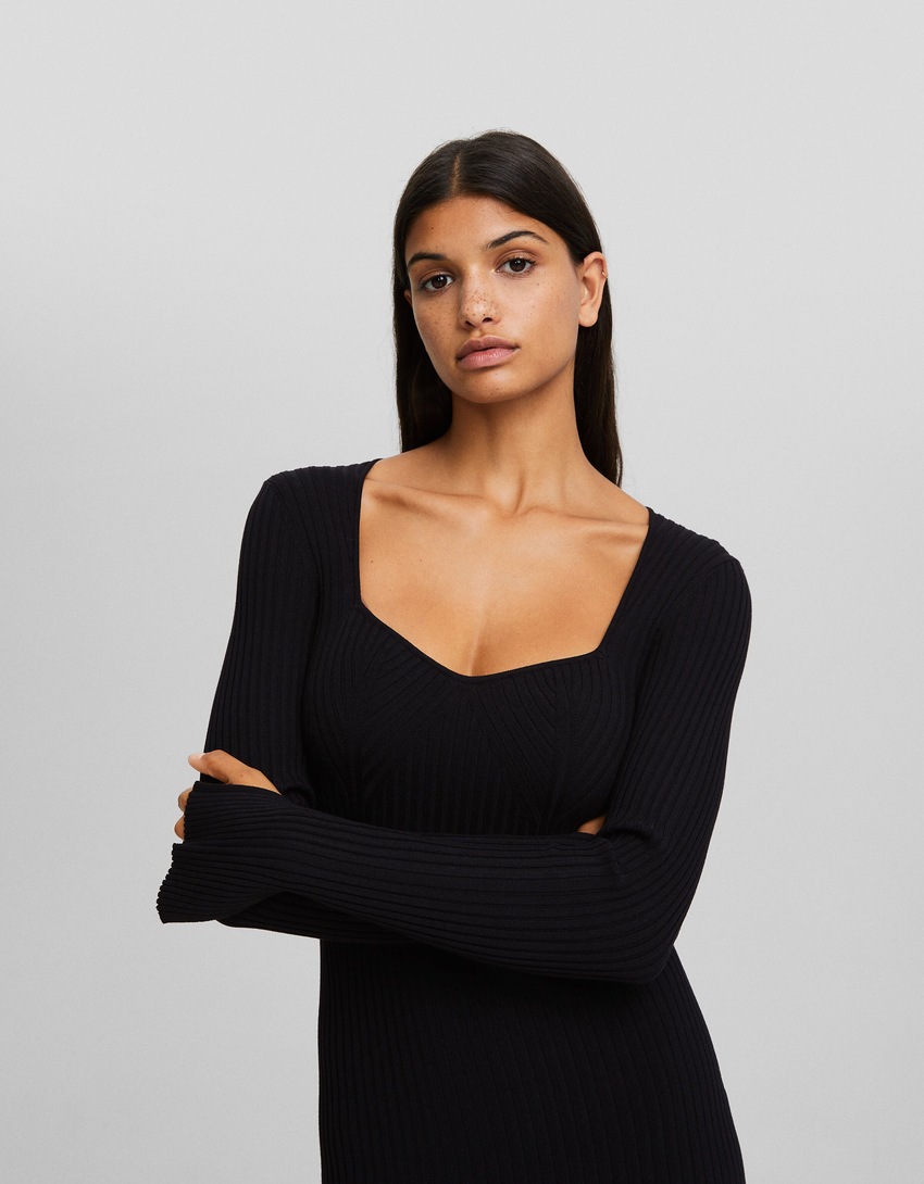 Vestido midi de malha com mangas compridas e decote coração.