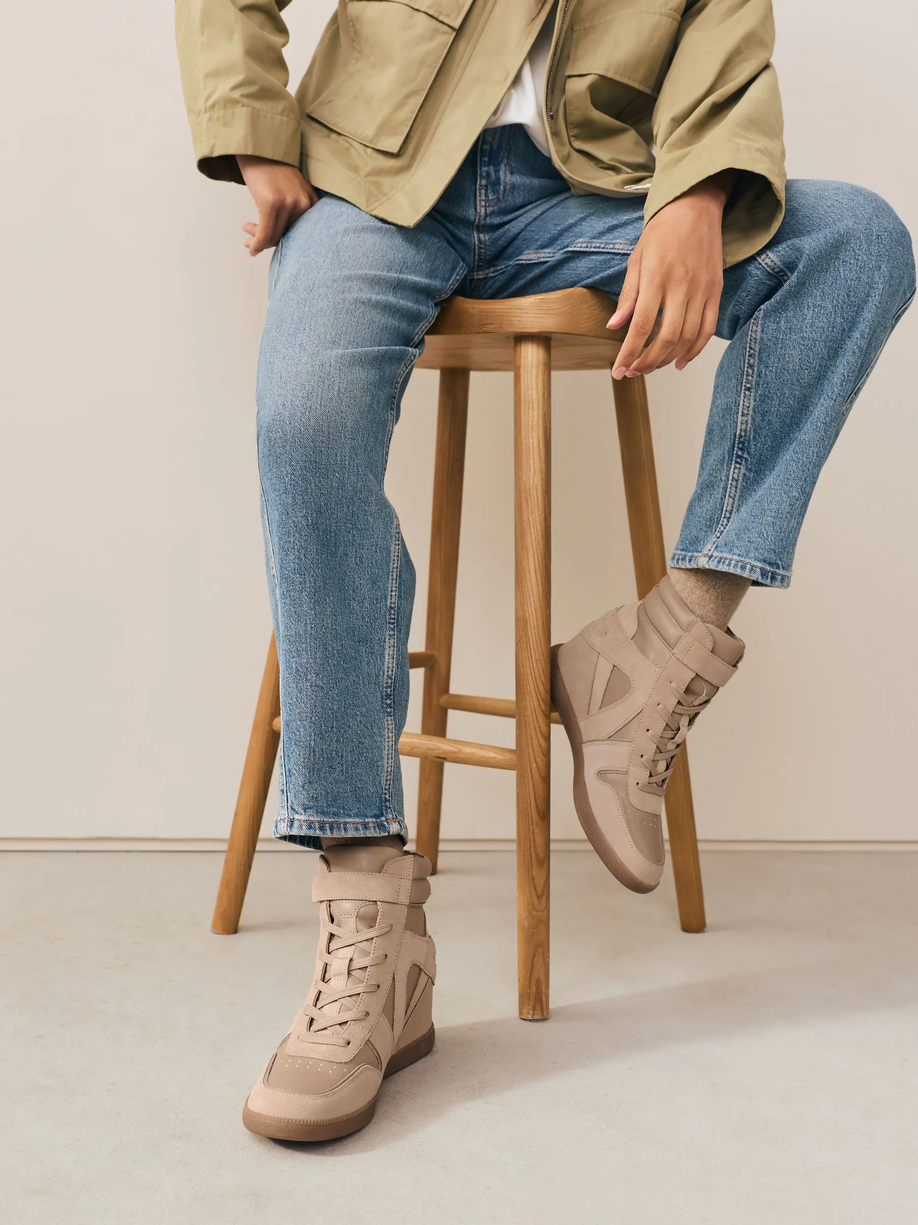 Taupe - Forever Comfort® sneakers met sleehak en veters