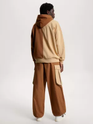 Moletom com capuz estilo universitário bicolor e modelagem relaxada